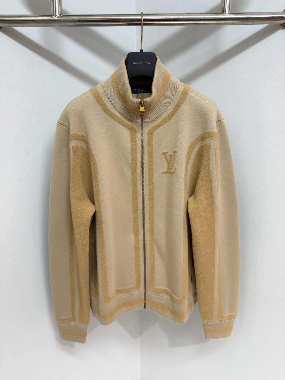 NO:677629,1V 2026 Outerwear Two-tone pattern monogram stand-collar zip-up knit sweatshirt Casual yet sophisticated, this zip-up knit sweatshirt is perfect for relaxing. The two-tone pattern features sporty intarsia bands on the sleeves and midsection, echoed on the ribbed collar, cuffs and hem. The same workmanship LV initials adorn the chest and the subtle Vuitton logo on the back. Different stitching enhances the different tones, creating a sophisticated 3D effect  Sizes S-XL,Louis Vuitton-clothing,louis vuitton,louis vuitton,jackets & coats,198609091V 2026款外套双色图案字母立领拉链针织运动衫 这款拉链针织运动衫休闲而精致,非常适合放松身心.双色图案在袖子和中部饰有运动风格的嵌花带,在罗纹衣领、袖口和下摆上相呼应.胸前饰有同样做工的LV 首字母,背面饰有精致的 Vuitton 标志.不同的缝线增强了不同的色调,创造出精致的3D 效果 尺码S-XL,路易威登-服装,louis vuitton,louis vuitton,jackets & coats,,Women's clothing