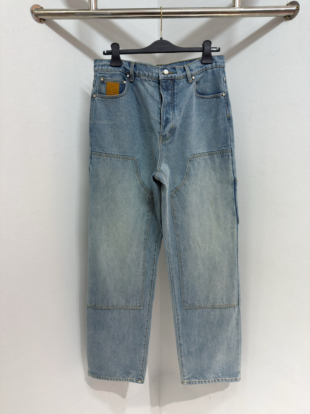 NO:677630,1V 26 Men's Denim Casual Pants Indigo Cotton Pearl Stud Icon Patch New Crafted from the finest Japanese denim, these workwear-style jeans embody Louis Vuitton's unique fashion sense. Crafted in a timeless light blue hue, these jeans feature tobacco-colored stitching and LV initials embroidered on the back pocket, while a cowhide logo patch and mother-of-pearl stud buttons add a touch of sophistication. Wear with the matching hoodie.  Size 28-34,Louis Vuitton-clothing,louis vuitton,louis vuitton,jeans,cowhide,hats,198609091V 26男士牛仔休闲裤靛蓝棉质珍珠铆钉Icon贴饰新款 这款工装风格牛仔裤采用上等日本牛仔布制作而成,体现了路易威登独一无二的时尚品味.这款牛仔裤采用永恒的浅蓝色调,饰以烟草色的缝线,后口袋上绣有LV 首字母缩写,而牛皮徽标贴饰和珍珠母铆钉纽扣则增添了一丝精致优雅的气息.可与同款连帽衫搭配穿着 尺码28-34,路易威登-服装,louis vuitton,louis vuitton,jeans,cowhide,hats,,Women's clothing