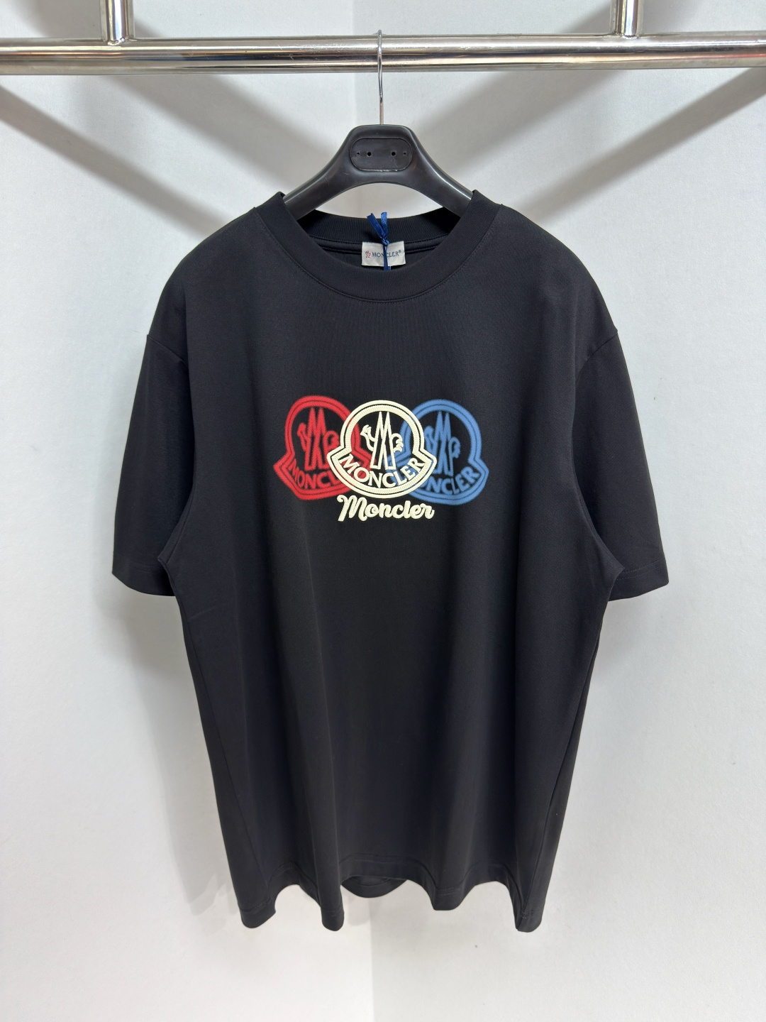 NO:775233,MONCL three-label embroidered round neck short-sleeves. Cotton jersey fabric, ribbed round neck, regular fit design. The main body is made of 24S special woven compact cotton to make jersey fabric, weight 230g. The pursuit of both comfort and details. The neckline presents a rounded arc. Sizes S-XL, men's clothing, Moncler, T-shirt,19860909MONCL 蒙口三标刺绣圆领短袖 棉质平纹针织面料、罗纹圆领、常规版型设计 主体采用24S特纺紧密棉打造平纹针织面料,克重230g.舒适与细节并重的追求.领口呈现圆润的弧形 尺码S-XL,男装,Moncler,T-shirt,,Women's clothing