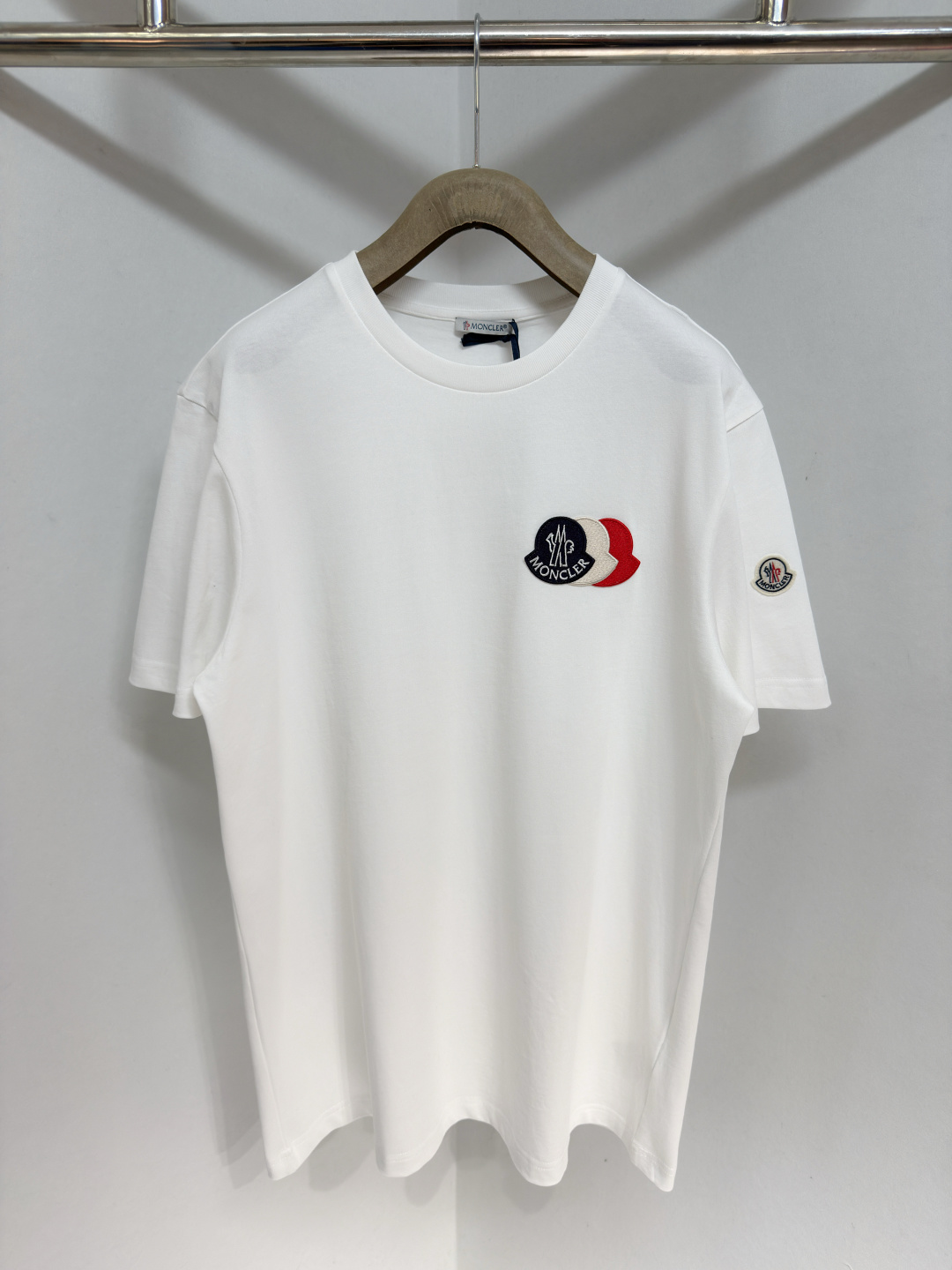 NO:826437,Moncler 26ss patch logo short sleeves. Customized cloud-soft plain cotton. Delicate feel. Comfortable and close to the skin. Pure black tone sets a versatile tone. The iconic three-color design badge is embellished on the chest to interpret the visual grammar of modern luxury. The Moncler embroidered logo on the side highlights the brand style. Making the logo become part of the identity is the ultimate pursuit of luxury goods. Size S M L XL, Moncler-clothing, Moncler, T-shirt,19860909Moncler 26ss贴片标识短袖 定制云柔平纹棉 手感细腻 舒适贴肤 纯黑基调 奠定百搭基调 标志性三色设计徽章点缀于胸前 演绎现代奢华的视觉语法 侧面加以Moncler绣标标识 彰显品牌风范 让标识成为身份的一部分是奢侈品的终极追求 尺码 S M L XL,蒙口-服装,Moncler,T-shirt,,Women's clothing