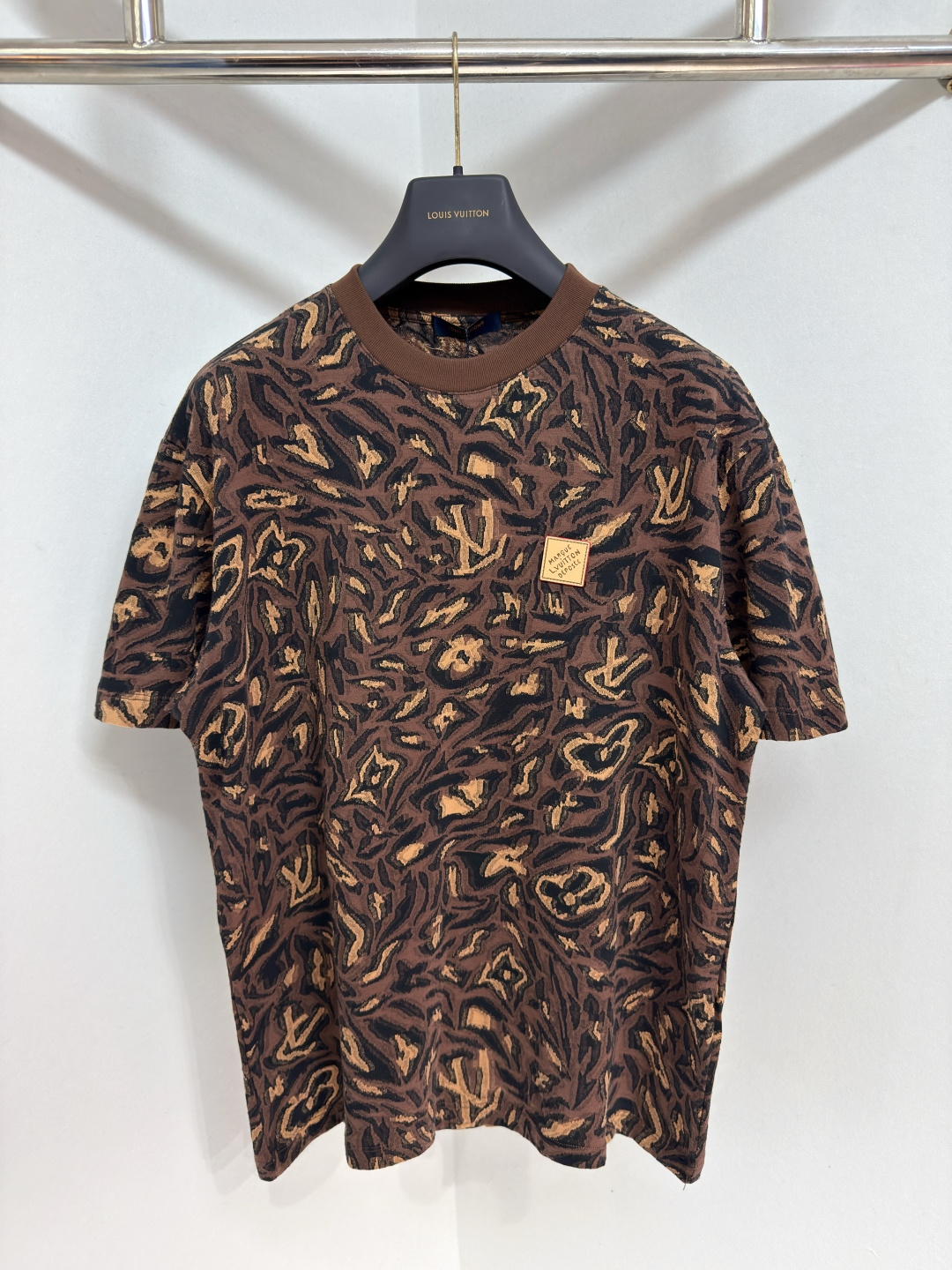 NO:722958,1V 26ss Jacquard Jacquard T-Shirt This printed T-shirt is decorated with the camouflage pattern of the LV 2025 autumn and winter series. It is made of complex jacquard knitted fabric and cleverly integrated with the Monogram logo. The T-shirt is mainly in rich brown tones, with exquisite VVN leather Marque L.Vuitton on the chest.  Déposée logo patch. Lightweight and breathable cotton knit fabric, making it an ideal buy-and-wear item for hot summer days. Sizes XS-L, Louis Vuitton-clothing, louis vuitton, louis vuitton, tees, t-shirt,198609091V 26ss Jacquard提花 T-Shirt 这款印花T恤饰有LV 2025秋冬系列的迷彩图案,采用复杂的提花针织面料,并巧妙融入了Monogram标志.T恤以浓郁的棕色调为主,胸前饰有精致的VVN皮革Marque L.Vuitton Déposée徽标贴片.轻盈透气的棉质针织面料,使其成为炎炎夏日理想的即买即穿单品.尺码XS-L,路易威登-服装,louis vuitton,louis vuitton,tees，t-shirt,,Women's clothing