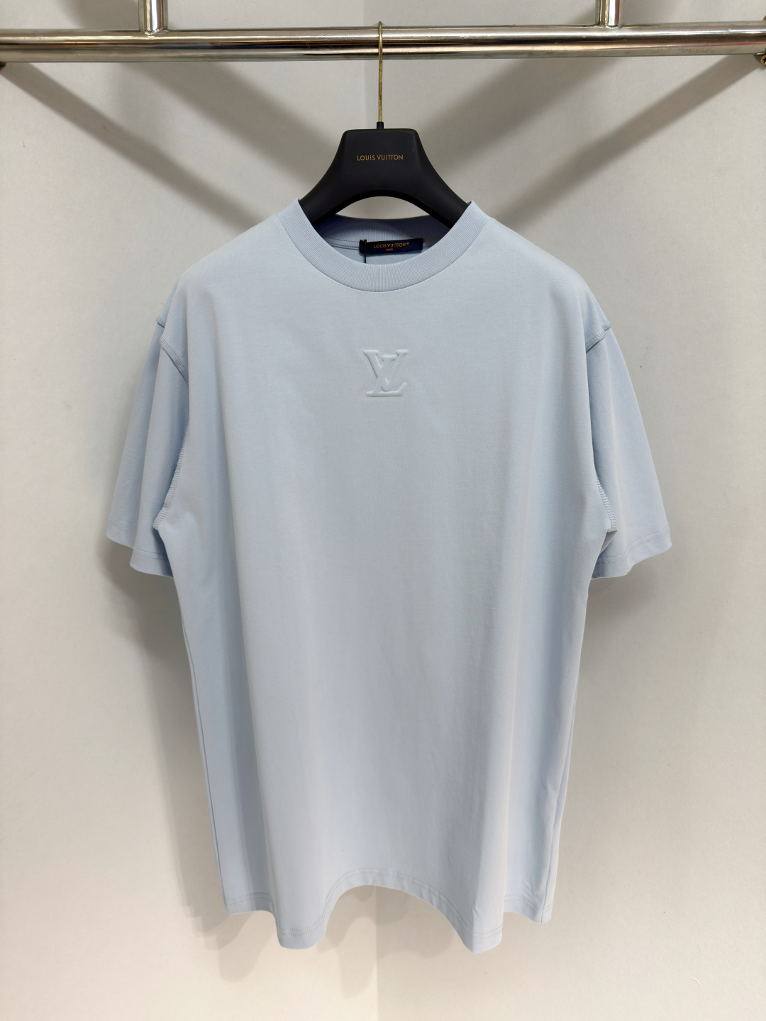 NO:817359,1V Men's Short Sleeve Monogram Embossed Organic Cotton Crew Neck T-Shirt This organic cotton T-shirt is a must-have to complete your everyday look. The style in classic seasonal tones is known for being worked in reverse, which also reflects the details on the back. Tonal embroidered LV initials are embossed under the front collar, adding a touch of signature to the garment. Sizes198609091V 男装短袖字母压花有机棉圆领T恤 这款有机棉T恤是完成日常装扮的必备单品.具有经典季节性色调的款式以反向工作而著称,这也体现了背面的细节.正面衣领下方饰有同色系刺绣LV 首字母压花,为服装增添一抹标志性气息 尺码XS-L,路易威登-服装,louis vuitton,louis vuitton,T-shirt,tees，t-shirt,,Women's clothing