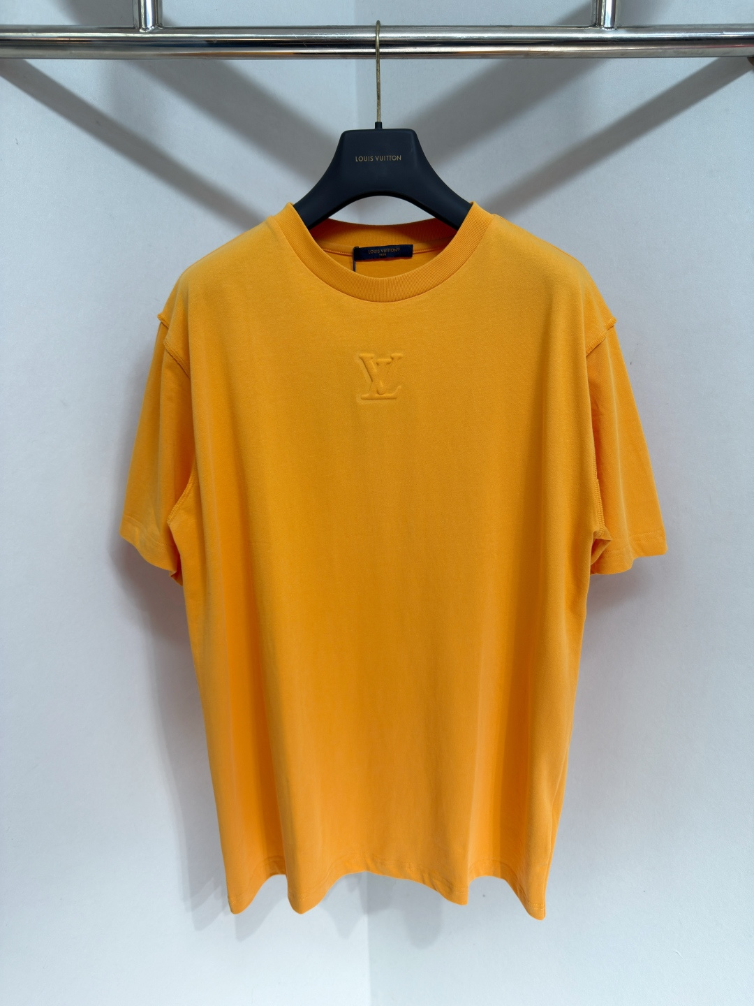 NO:817353,1V Men's Short Sleeve Embroidered Monogram Orange Organic Cotton Crew Neck T-Shirt This organic cotton T-shirt is a must-have to complete your everyday look. The silhouette in classic seasonal tones is known for its reverse work, which is also reflected in the details on the back. Tonal embroidered LV initials embossed under the front collar add a touch of signature to the garment. Sizes XS-L, Louis Vuitton - Clothing, louis vuitton, louis  vuitton,T-shirt,tees,t-shirt,198609091V 男装短袖刺绣字母压花字母橙色有机棉圆领T恤 这款有机棉T恤是完成日常装扮的必备单品.具有经典季节性色调的款式以反向工作而著称,这也体现了背面的细节.正面衣领下方饰有同色系刺绣LV 首字母压花,为服装增添一抹标志性气息 尺码XS-L,路易威登-服装,louis vuitton,louis vuitton,T-shirt,tees，t-shirt,,Women's clothing