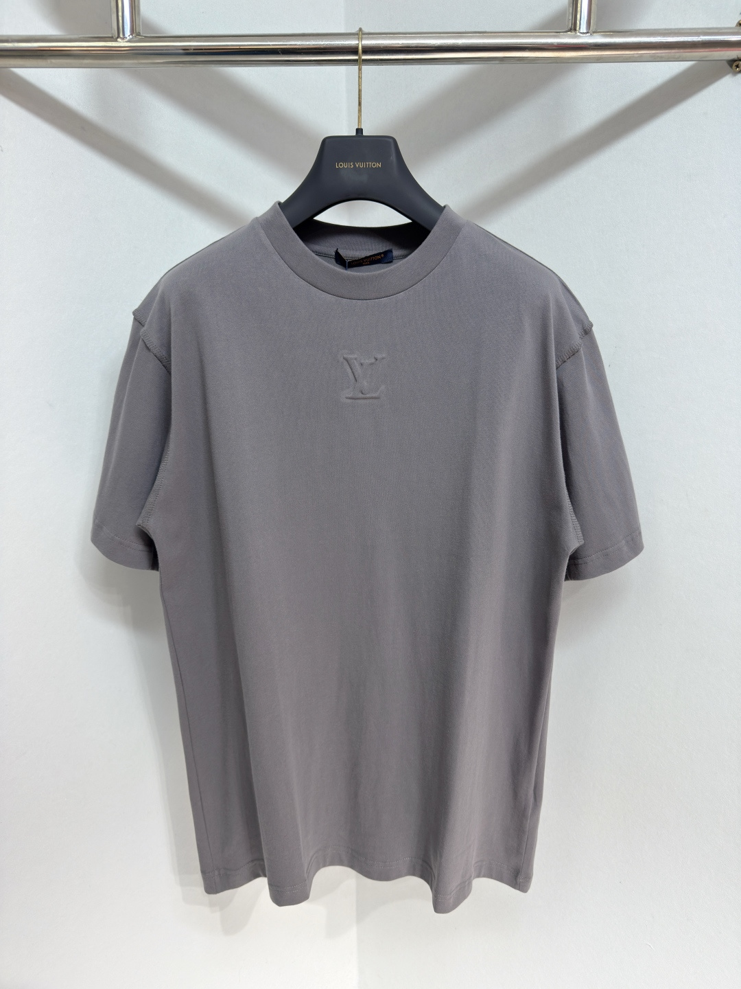 NO:817396,1V Men's Short Sleeve Embroidered Monogram Orange Organic Cotton Crew Neck T-Shirt This organic cotton T-shirt is a must-have to complete your everyday look. The silhouette in classic seasonal tones is known for its reverse work, which is also reflected in the details on the back. Tonal embroidered LV initials embossed under the front collar add a touch of signature to the garment. Sizes XS-L, Louis Vuitton - Clothing, louis vuitton, louis  vuitton,T-shirt,tees,t-shirt,198609091V 男装短袖刺绣字母压花字母橙色有机棉圆领T恤 这款有机棉T恤是完成日常装扮的必备单品.具有经典季节性色调的款式以反向工作而著称,这也体现了背面的细节.正面衣领下方饰有同色系刺绣LV 首字母压花,为服装增添一抹标志性气息 尺码XS-L,路易威登-服装,louis vuitton,louis vuitton,T-shirt,tees，t-shirt,,Women's clothing