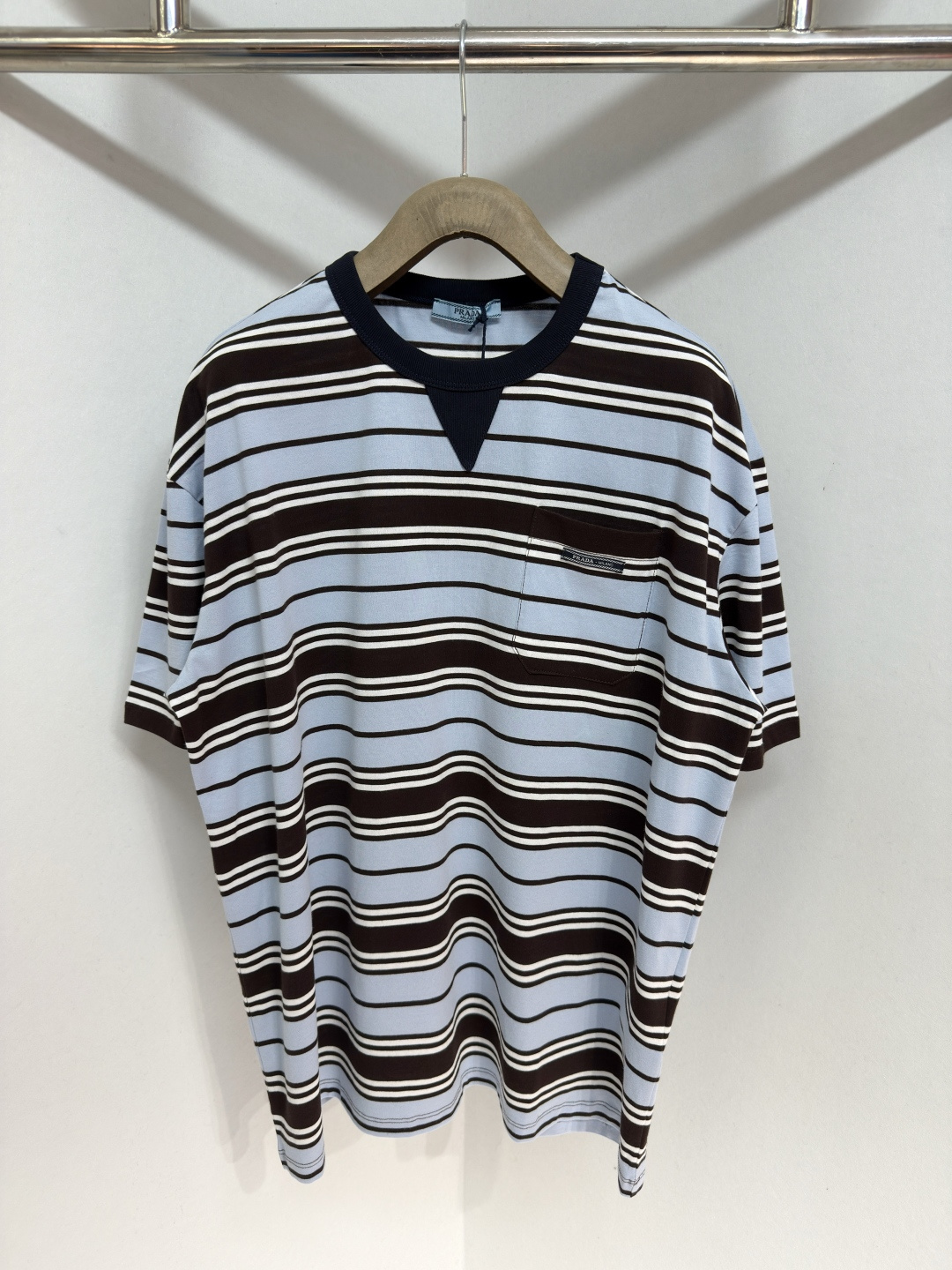 NO:783289,Prada striped pocket short sleeves. Customized precision 60-count double-strand exclusive striped material. Delicate and soft, comfortable and close to the skin. A touch of sky blue blooms quietly. Dynamic and energetic, fresh and elegant. The chest pocket is decorated with the brand logo as the finishing touch to highlight the brand identity symbol. The stripe element is like a smart musical note. When stripes become a flowing sea, every inch of sky blue is a gentle deconstruction of order. The beauty of layers is all in stripes. Size 36 38 40  42,Prada-clothing,prada,prada,T-shirt,19860909Prada 条纹口袋短袖 定制精密60支双股尊享条纹料 细腻柔软 舒适贴肤 一抹天蓝色悄然绽放 动感活力 清新雅致 胸前口袋饰以品牌标志作点睛之笔 彰显品牌身份象征 条纹元素宛如灵动的音符 当条纹成为流动的海 每一寸天蓝色都是对秩序的温柔解构 层次之美 尽在条纹 尺码 36 38 40 42,普拉达-服装,prada,prada,T-shirt,,Women's clothing
