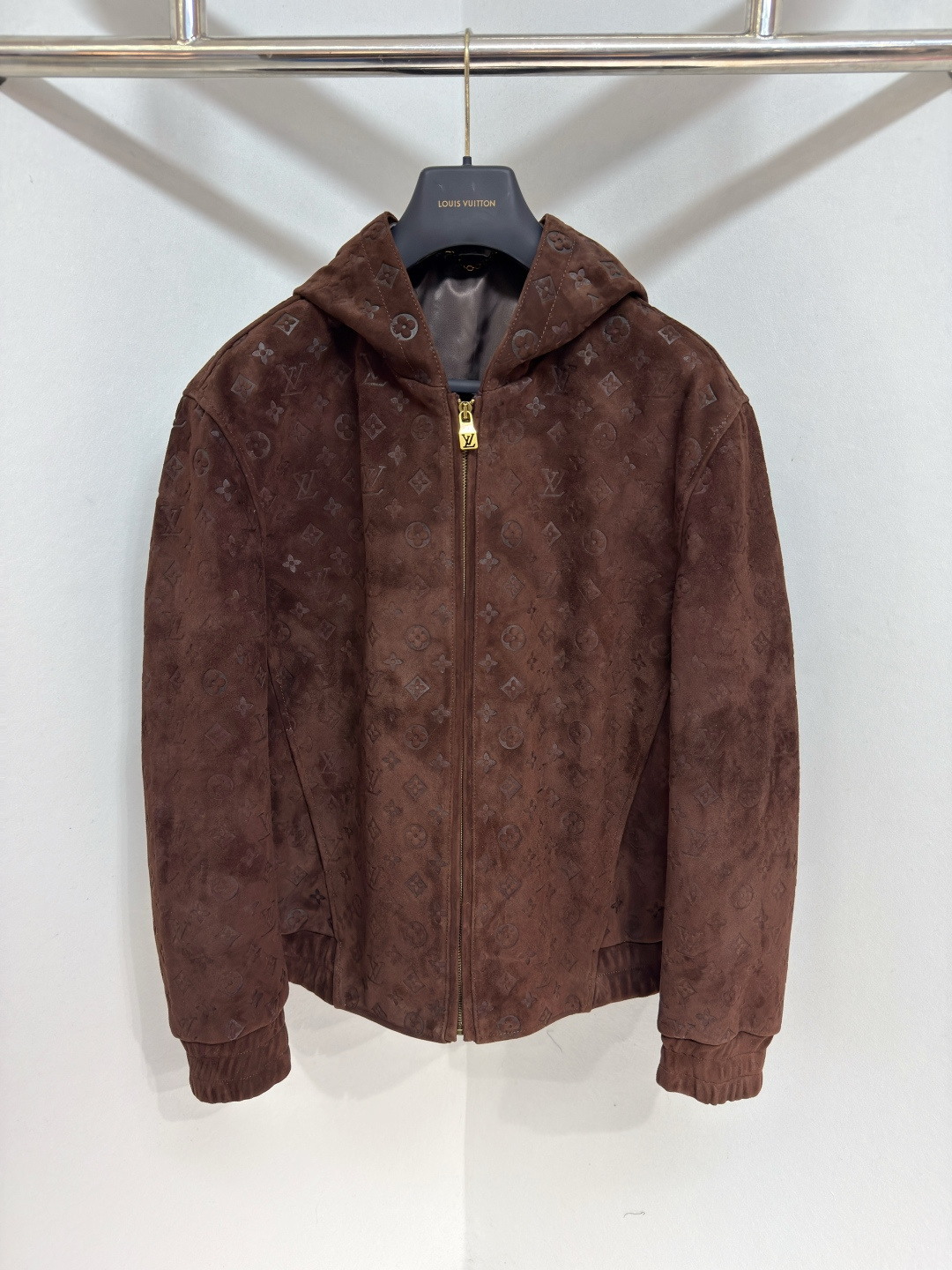 NO:774596,1V 26ss monogram embossed suede hoodie This drapey hoodie is made from butter-soft suede and features an embossed Monogram pattern throughout, creating a matte and glossy texture. It showcases Louis Vuitton's craftsmanship, interpreting casual silhouettes with a luxurious attitude, adding a sophisticated signature element to everyday casual looks. Sizes 48-56, Louis Vuitton-Clothing, louis vuitton, chamois  leather,hats,198609091V 26ss字母压纹绒面麂皮连帽衫 这款垂坠感十足的连帽衫采用如黄油般柔软的麂皮制成,通体饰以压纹Monogram图案,呈现出哑光与光泽交织的质感.它展现了路易威登的精湛工艺,以奢华的姿态诠释休闲廓形,为日常休闲造型增添精致的标志性元素 尺码48-56,路易威登-服装,louis vuitton,chamois leather,hats,,Women's clothing