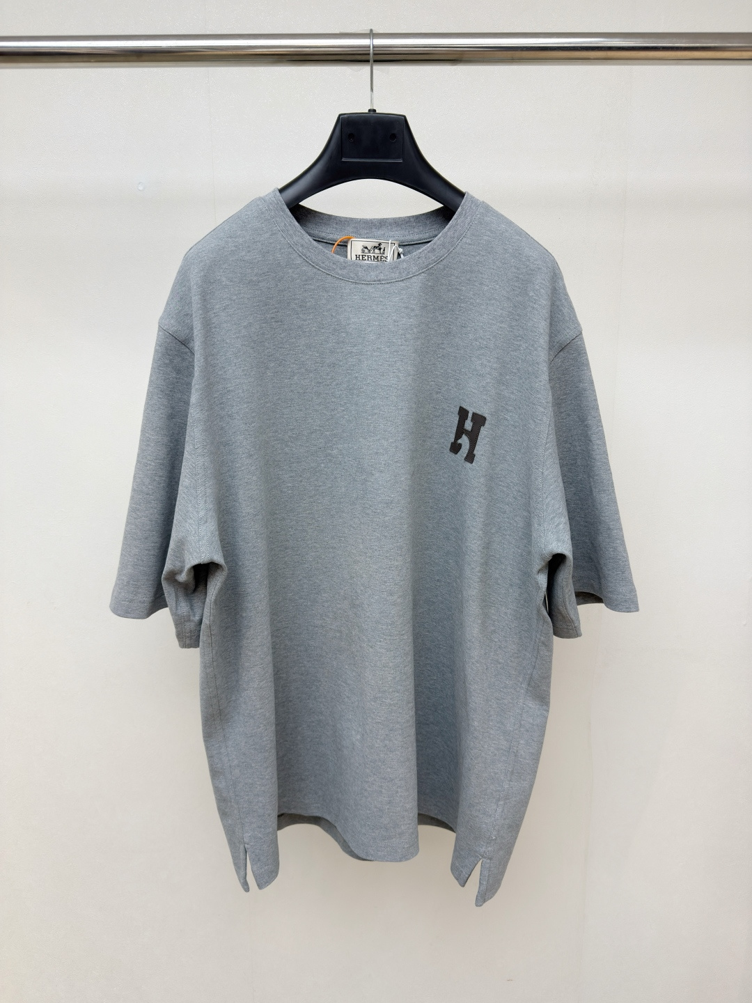 NO:775210,Hermes Paris Horse Leather Short Sleeve, Customized double-sided cloud velvet combed cotton, delicate and soft, comfortable and close to the skin, wrapped in calm black power, carved with a warm brown totem of the Year of the Horse, the power of the horse and the elegance of the H are melted into a wearable totem embellishment on the chest, and the leather has a fine litchi pattern, which is a natural medal given by time, giving the static letters a sense of galloping dynamics. The rhythm of the 2026 Year of the Horse meets the century-old equestrian gene of HERMES.  It has become the most secret identity mark in the Year of the Horse. The horse is auspicious. Size S M L XL, Hermès-clothing, hermes, hermes, T-shirt,19860909Hermes Paris 骏马皮革短袖 定制双面云绒精梳棉 细腻柔软 舒适贴肤 以沉静的黑包裹力量 以温润的棕雕刻马年图腾 将马的力量与H的优雅熔铸为可穿戴的图腾点缀于胸前 而皮革自带细密的荔枝纹 是时间赋予的自然勋章 让静态的字母拥有了奔腾的动态感 2026马年的韵律与HERMES百年的马术基因相遇 成为马年最隐秘的身份标识 骏马呈祥 尺码 S M L XL,爱马仕-服装,hermes,hermes,T-shirt,,Women's clothing