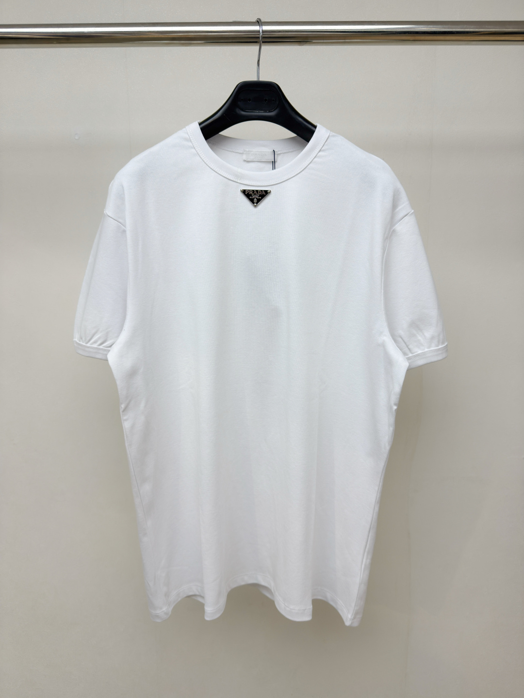 NO:817426,Prada chest triangle logo short sleeves. Customized fine single yarn plain weave fabric. Delicate and soft, comfortable and close to the skin. A touch of pure white. An elegant choice. The iconic Prada triangle logo embellishes the front to highlight the brand charm. Classic fashion and elegant temperament. Showing the elegance at a glance. Simple yet stylish. Versatile choice. Size S-XL, Prada-clothing, prada, prada, T-shirt,19860909Prada 胸前三角标短袖 定制微细单纱平纹精织料 细腻柔软 舒适贴肤 一抹纯白 雅致之选 标志性Prada三角标点缀正面 彰显品牌魅力 经典时尚 大方气质 把优雅风展露的一览无余 简约而不失格调 百搭之选 尺码 S-XL,普拉达-服装,prada,prada,T-shirt,,Women's clothing