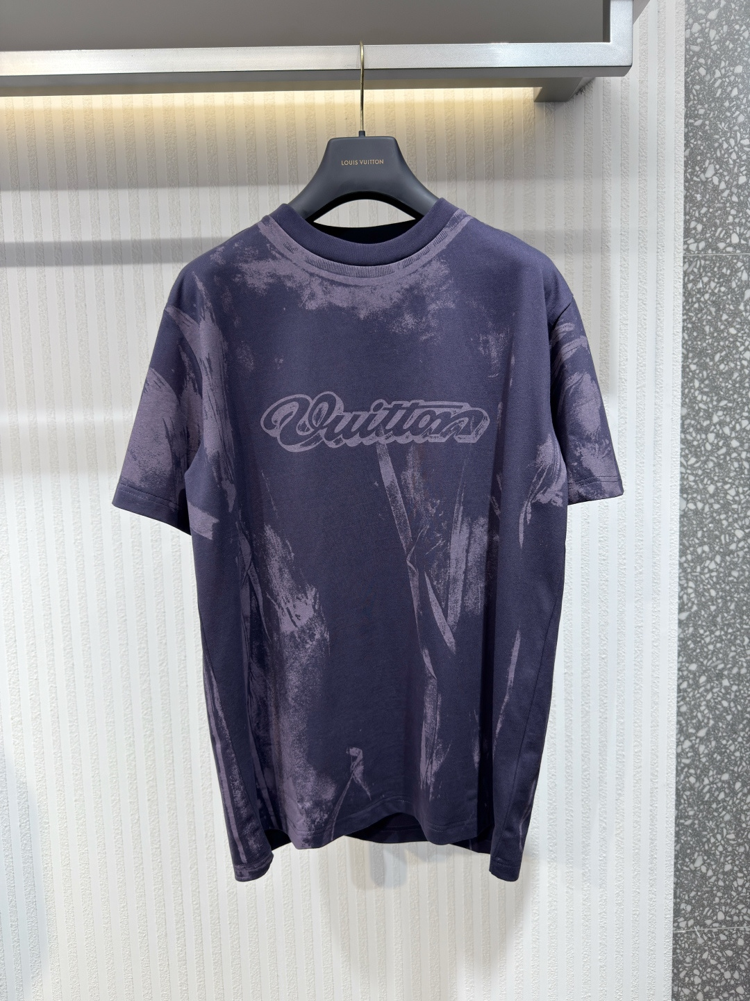 NO:778005,1V 26ss Men's Short Sleeve T-Shirt Organic Cotton Ironic Graphic Vuitton Signature New This organic cotton T-shirt features an ironic all-color graphic that depicts the bleached and ruched effect of the second overlapping tee. The Vuitton signature is printed in cursive on the front, adding subtle graphic detail, and Marque L. Vuitton deposee fabric details on the back. This garment brings a bold touch to casual looks. Sizes S-XL, Louis Vuitton - Clothing, louis  vuitton,T-shirt,tees,t-shirt,198609091V 26ss男士短袖T恤有机棉质讽刺图案Vuitton签名新款 这款有机棉质T恤采用了具有讽刺意味的全色图案,描绘了第二件重叠T恤的漂白和皱褶效果.正面印有 Vuitton 草书签名,增添了精致的图案细节,背面饰有Marque L. Vuitton deposee 织物细节.这款服装为休闲造型带来大胆的触感.尺码S-XL,路易威登-服装,louis vuitton,T-shirt,tees，t-shirt,,Women's clothing