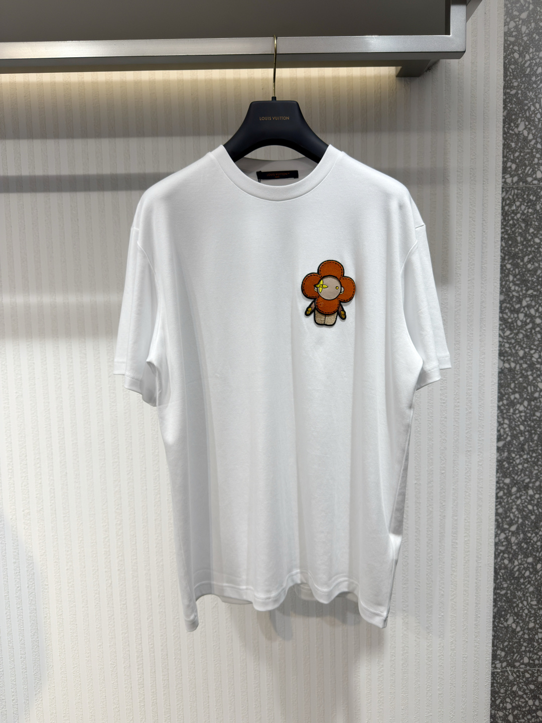 NO:777989,1V 2026 ss early spring new flocked embroidered short-sleeved T-shirt for men and women, loose, fashionable and casual half-sleeved trend, size XS-L, Louis Vuitton-clothing, louis vuitton, T-shirt, tees, t-shirt,198609091V 2026 ss早春新款植绒刺绣短袖T恤男女同款宽松时尚休闲半袖潮 尺码XS-L,路易威登-服装,louis vuitton,T-shirt,tees，t-shirt,,Women's clothing