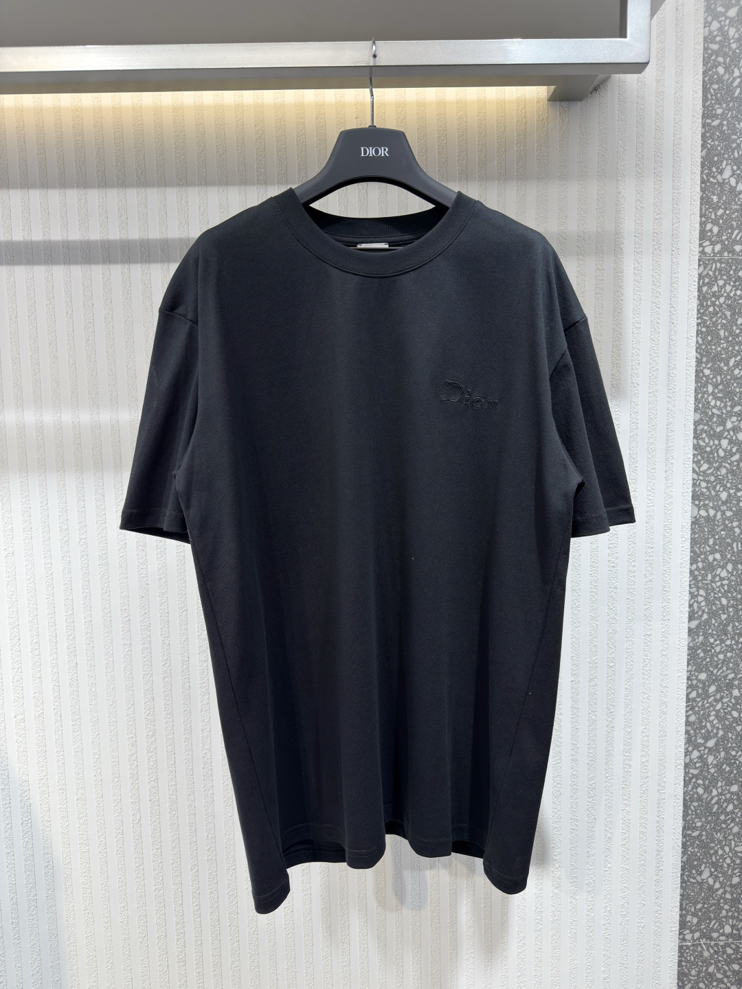 NO:778246,Dior/26ss Men's Short Sleeve Cotton Knitted Embroidered Logo Loose Round Neck T-Shirt New for Summer 2026 This T-shirt is new for Summer 2026 and is featured on Jonathan Anderson for The  Debuted in House's debut show, it is a wardrobe essential. This dress is made of green cotton knitted fabric with Dior's pattern embroidered on the chest. It has a modern cut and is perfect for matching with jeans sizes S-XL, Dior-clothing, dior, dior, jeans, T-shirt, tees, t-shirt,19860909Dior/26ss 男装短袖棉质针织刺绣徽标宽松圆领T恤2026夏季新款 这件T恤是2026年夏季新作,并在乔纳森安德森为The House的首秀中亮相,是衣橱必备单品.这件衣服采用绿色棉质针织面料,胸前绣有迪奥的图案.它剪裁现代,非常适合搭配牛仔裤尺码S-XL,迪奥-服装,dior,dior,jeans,T-shirt,tees，t-shirt,,Women's clothing