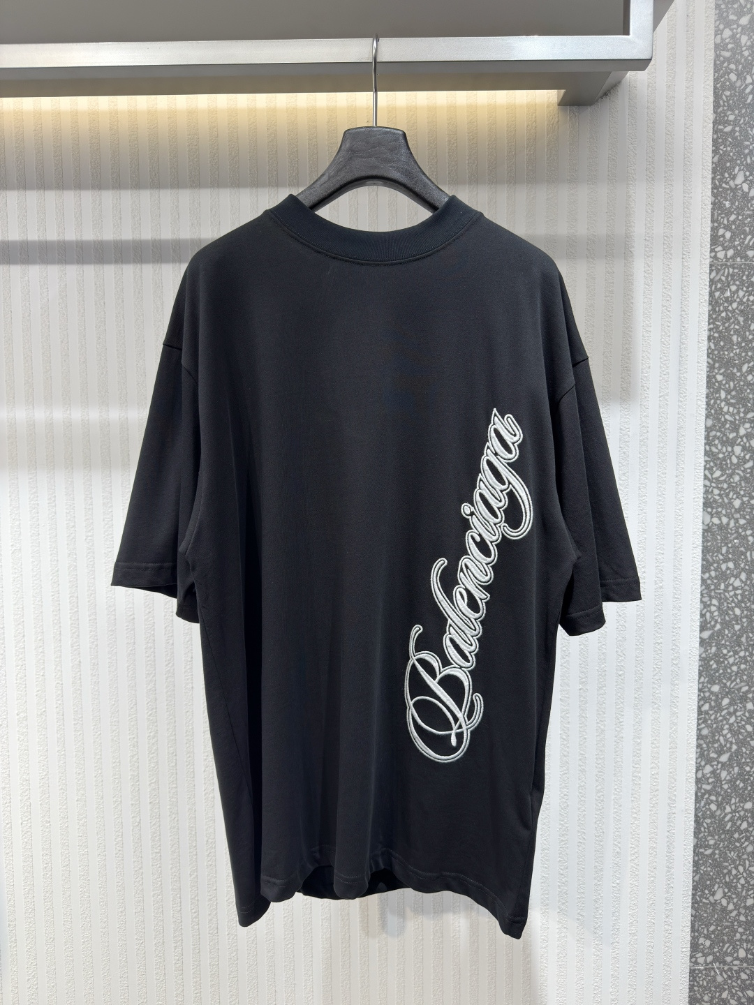 NO:755305,BAL 26ss Balenciaga Medium Cursive letter embroidered short-sleeved T-shirt Balenciaga's Cursive T-shirt is made of dry knitted fabric with clean lines, embroidered brand, cotton fabric, strong structure, breathable and comfortable, and the handwritten logo on the front adds subtle texture and contrast. Size S-XL, Balenciaga-clothing, balenciaga, balenciaga, T-shirt, tees, t-shirt,19860909BAL 26ss 巴黎世家中号Cursive字母刺绣短袖T恤 Balenciaga的Cursive T恤采用干针织面料,线条简洁,刺绣品牌,棉质面料,结构感强,透气舒适,正面的手写体标志增添了微妙的质感和对比度.尺码S-XL,巴黎世家-服装,balenciaga,balenciaga,T-shirt,tees，t-shirt,,Women's clothing