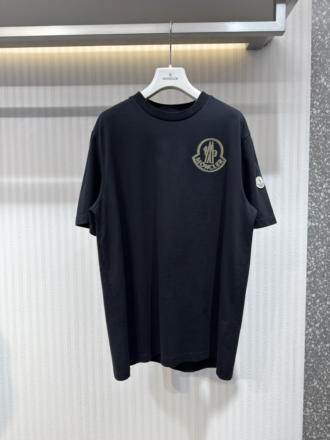NO:775229,Moncler 26ss men's black printed flocked round neck short-sleeved T-shirt. This T-shirt is low-key with textured logo and can be used as a base layer to easily match various items. Short-sleeved design, made of cotton jersey fabric, soft and transparent. Sizes S-XL, Men's, Moncler, T-shirt, tees, t-shirt,19860909Moncler盟可睐26ss男士黑色印花植绒圆领短袖T恤 这款T恤低调点缀纹理标识,可作为打底衫轻松搭配各种单品.短袖设计,采用棉质平纹针织面料制成,手感柔软且通透.尺码S-XL,男装,Moncler,T-shirt,tees，t-shirt,,Women's clothing
