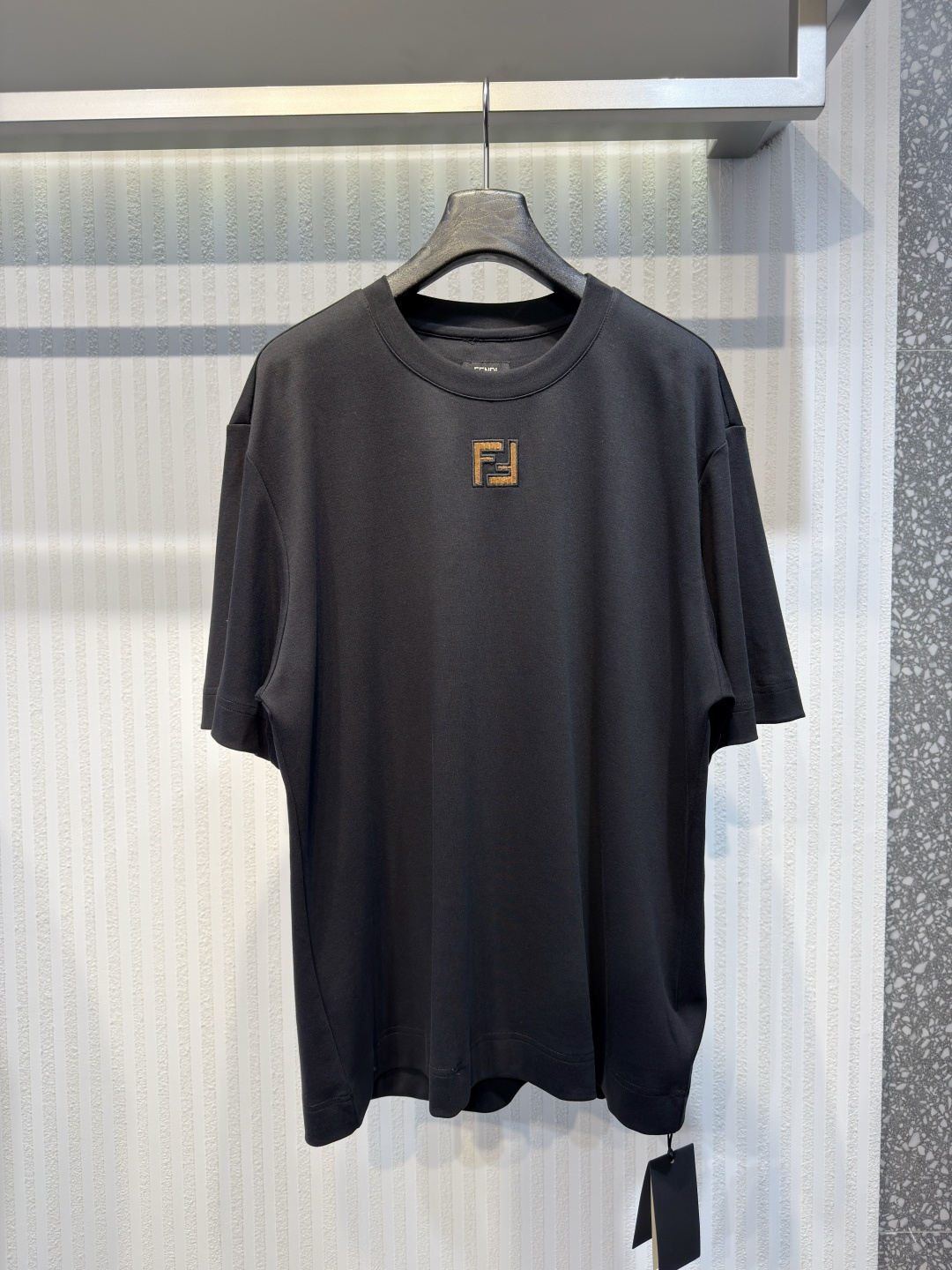 NO:817334,FENDI 26ss Fendi men's short-sleeved T-shirt Black cotton round neck brown micro FF pattern 2026 spring new regular fit short-sleeved round neck T-shirt. Black Made of pure cotton. Micro FF pattern printed on the front with brown corduroy fabric Size S-XL, Fendi-clothing, fendi, fendi, T-shirt, tees, t-shirt,19860909FENDI 26ss芬迪男士短袖T恤 黑色纯棉圆领棕色微型FF图案2026春季新款 常规版型短袖圆领T恤.黑色 纯棉制成.正面印有棕色灯芯绒面料的微型 FF 图案 尺码S-XL,芬迪-服装,fendi,fendi,T-shirt,tees，t-shirt,,Women's clothing