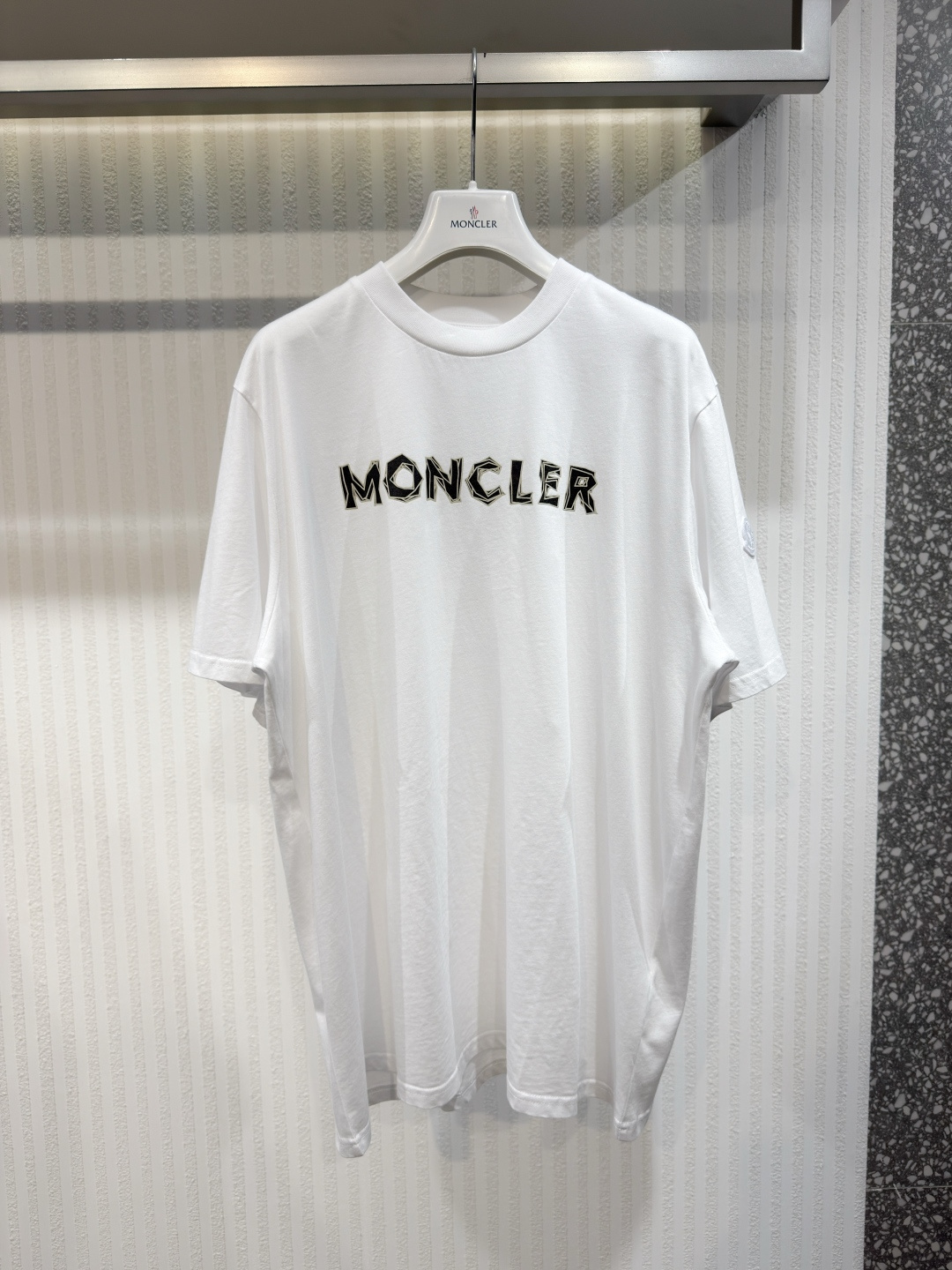 NO:775225,Moncler Moncler 26 new early spring men's logo printed cotton T-shirt Logo printed cotton T-shirt This T-shirt is decorated with geometric logo printing to pay tribute to the brand heritage. Made of soft cotton fabric, short-sleeved style, suitable for all seasons. Sizes S-XL, men's, Moncler, T-shirt, tees, t-shirt,19860909Moncler盟可睐 26 早春新品男士标识印花棉质T恤 标识印花棉质T恤 这款T恤饰有几何标识印花,致敬品牌传承.采用柔软的棉质面料制成,短袖款式,四季皆宜.尺码S-XL,男装,Moncler,T-shirt,tees，t-shirt,,Women's clothing