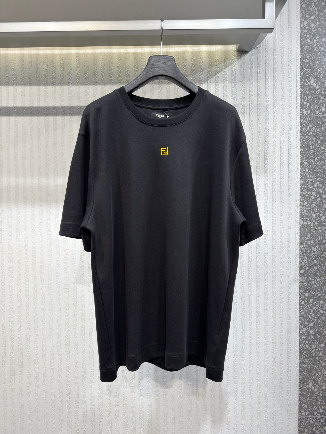 NO:817333,Fendi/Fendi Men's 2026 new solid color cotton FF embroidered short-sleeved round-neck T-shirt. Regular version short-sleeved round-neck T-shirt. Made of black cotton. Yellow FF Selleria logo embroidered on the chest, customized version. Size S-XL, Fendi-clothing, fendi, fendi, T-shirt, tees, t-shirt,19860909Fendi/芬迪男装2026新款纯色棉质FF刺绣短袖圆领T恤 普通版型短袖圆领T恤.黑色棉制成.胸前绣有黄色FF Selleria标志,定制版 尺码S-XL,芬迪-服装,fendi,fendi,T-shirt,tees，t-shirt,,Women's clothing