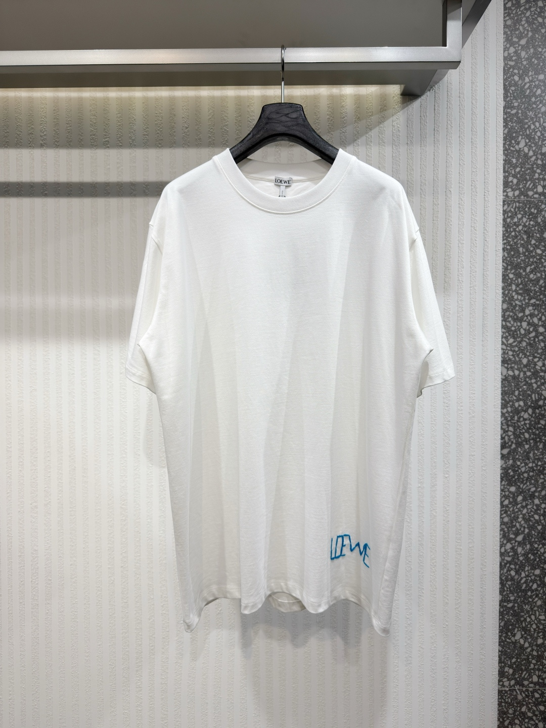 NO:755311,LOEW 26ss letter logo woolen embroidery T-shirt. The fabric is made of double-strand light soft cotton plain weave, processed with dust-free wool technology, and has a full sense of design. The embroidery pattern is three-dimensional and plump and stylish, and is washed with specific three marks. Size XS-S-M-L, Loewe-clothing, loewe, loewe, tees, t-shirt,19860909LOEW 26ss 字母logo毛线刺绣T恤 面料采用双股光柔棉平纹,无尘蚀毛工艺处理,设计感十足 刺绣图案立体丰满有型,特定三标水洗.尺码 XS-S-M-L,罗意威-服装,loewe,loewe,tees，t-shirt,,Women's clothing