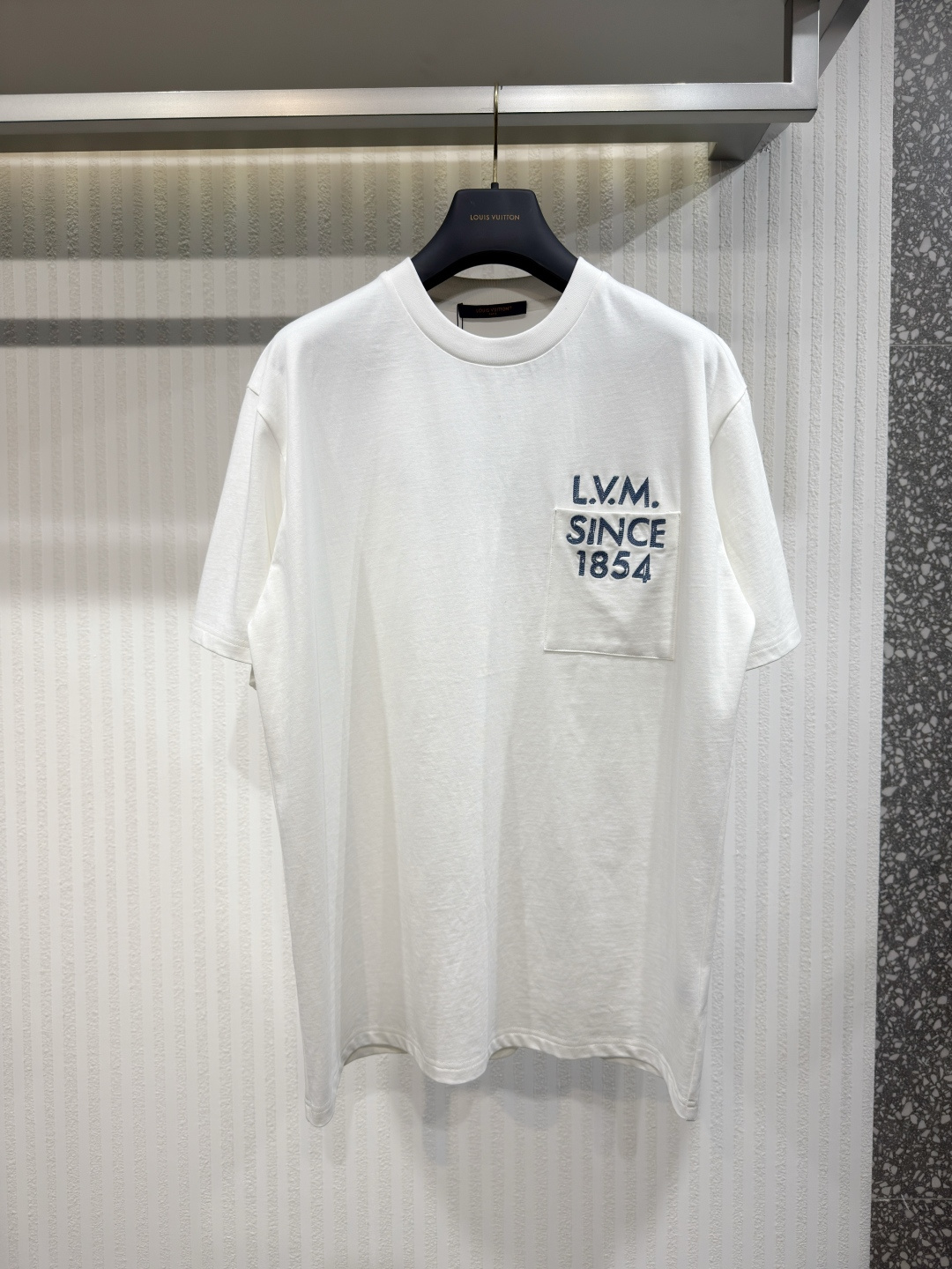 NO:778014,1V 26ss LV.M show style 1854 embroidered pocket T-shirt. The fabric is made of double-strand light soft cotton plain weave, treated with dust-free wool processing. The embroidery pattern is three-dimensional and plump and stylish, and is washed with specific three labels. Size XS-S-M-L, Louis Vuitton-clothing, louis vuitton, louis vuitton, tees, t-shirt,198609091V 26ss LV.M秀款1854刺绣口袋T恤 面料采用双股光柔棉平纹,无尘蚀毛工艺处理,刺绣图案立体丰满有型,特定三标水洗.尺码 XS-S-M-L,路易威登-服装,louis vuitton,louis vuitton,tees，t-shirt,,Women's clothing