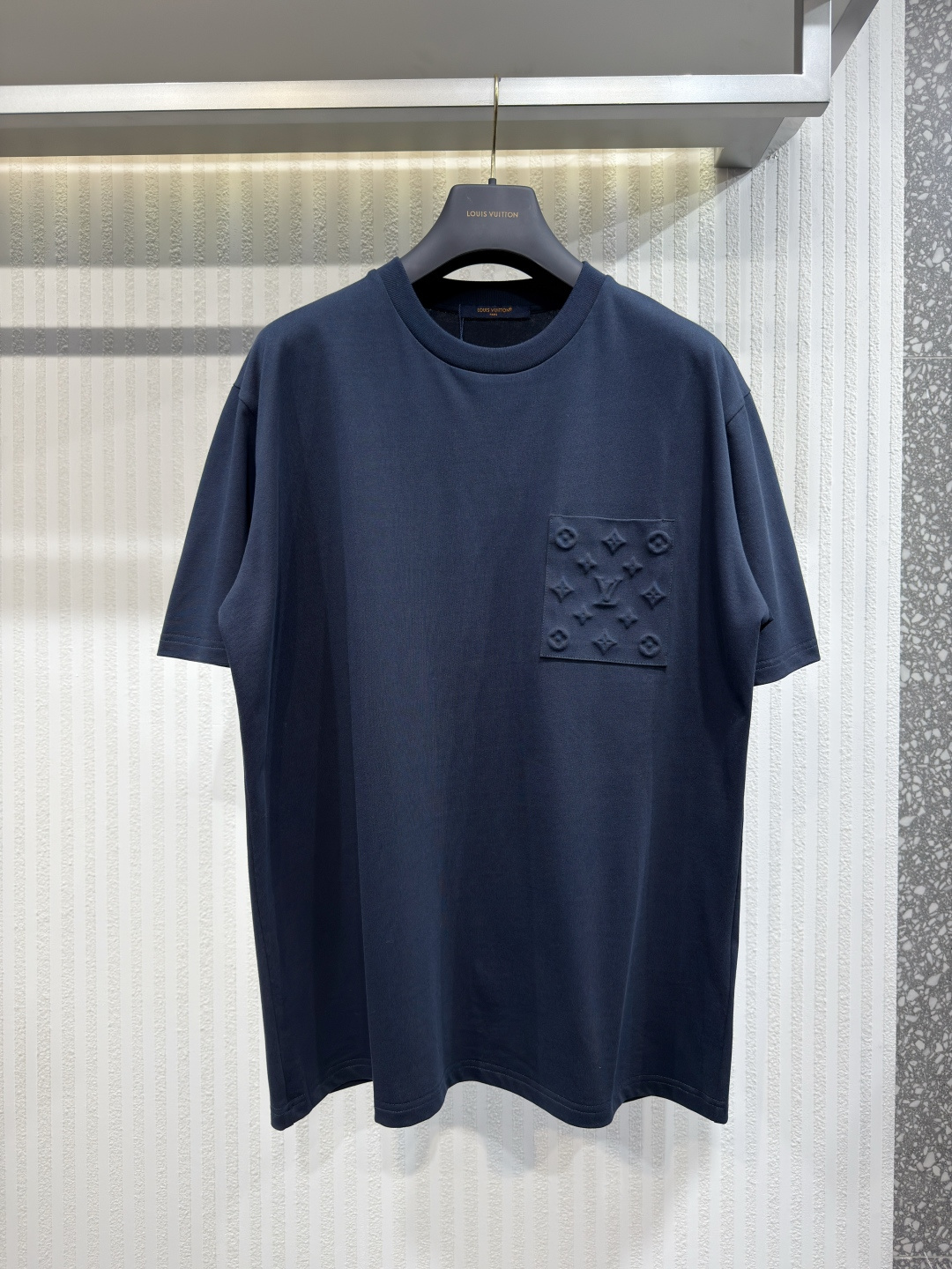 NO:778015,1V 26ss three-dimensional embossed pocket T-shirt. The fabric is made of double-strand light soft cotton plain weave, treated with dust-free wool processing. The embossed pattern is three-dimensional and plump and stylish. Specific three-label washing. Size XS-S-M-L, Louis Vuitton-clothing, louis vuitton, tees, t-shirt,198609091V 26ss 立体压纹口袋T恤 面料采用双股光柔棉平纹,无尘蚀毛工艺处理,浮雕图案立体丰满有型,特定三标水洗.尺码 XS-S-M-L,路易威登-服装,louis vuitton,tees，t-shirt,,Women's clothing
