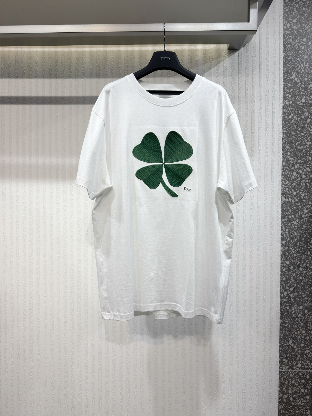 NO:826451,DIO26ss four-leaf clover embroidered short-sleeved T-shirt. The fabric is made of 40-woven high-density pure cotton double yarn fabric. It has good drape and strong anti-wrinkle ability. The fabric is made of finely imitated high-woven yarn and then singed. The toughness and feel reach the high luxury texture that market products cannot give. The workmanship is impeccable. Size M-3XL, mask-clothing, dior, Moncler, T-shirt, tees, t-shirt,19860909DIO26ss 四叶草刺绣短袖T恤 面料采用 40织高织 高密度纯棉双纱面料 垂感好抗皱能力强 面料通过精仿高织纱 再通过烧毛处理 韧性和手感达到市场货不能给予的高奢质感 做工精良无可挑剔 尺码M-3XL,蒙口-服装,dior,Moncler,T-shirt,tees，t-shirt,,Women's clothing