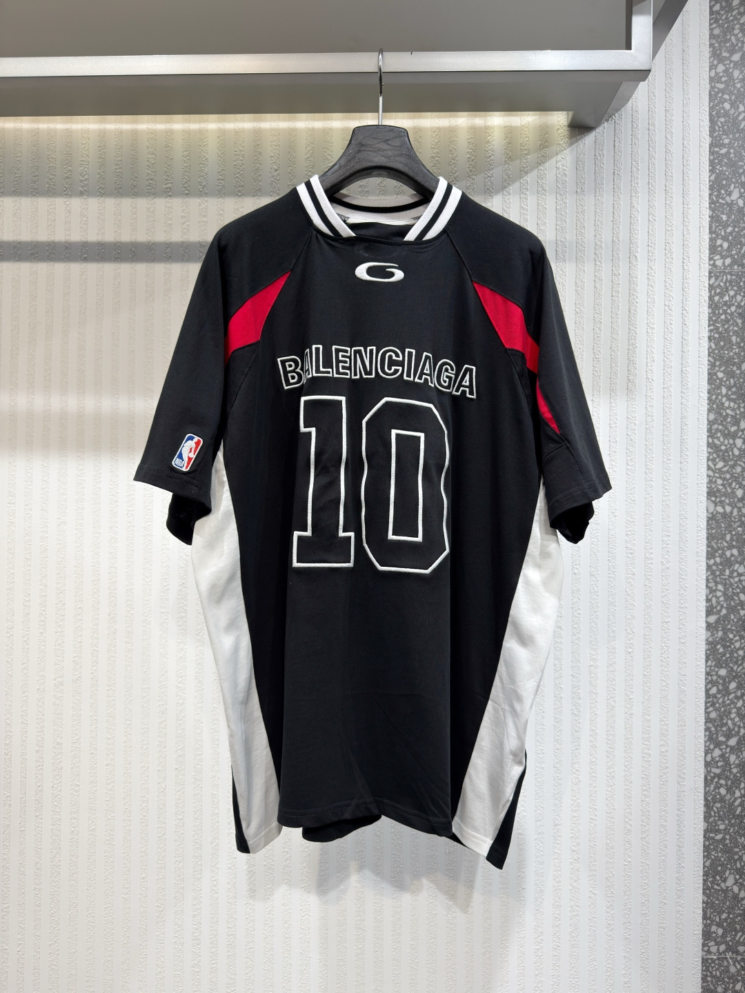 NO:755308,BALG 26 Men | NBA co-branded oversized T-shirt, technical mesh polyester fabric Round neck with contrast stripes Contrast shoulder panels Short sleeves NBA logo and hoop icon embroidered on front, back and sleeves Collaboration with NBA sizes XS-L, Balenciaga-clothing, balenciaga, T-shirt,19860909BALG 26 男士 | NBA 联名款超大号 T 恤, 科技网眼聚酯纤维面料 圆领,饰有撞色条纹 撞色肩部拼接 短袖 正面、背面和袖子上绣有NBA标志和环形运动图标 与NBA合作款尺码 XS-L,巴黎世家-服装,balenciaga,T-shirt,,Women's clothing