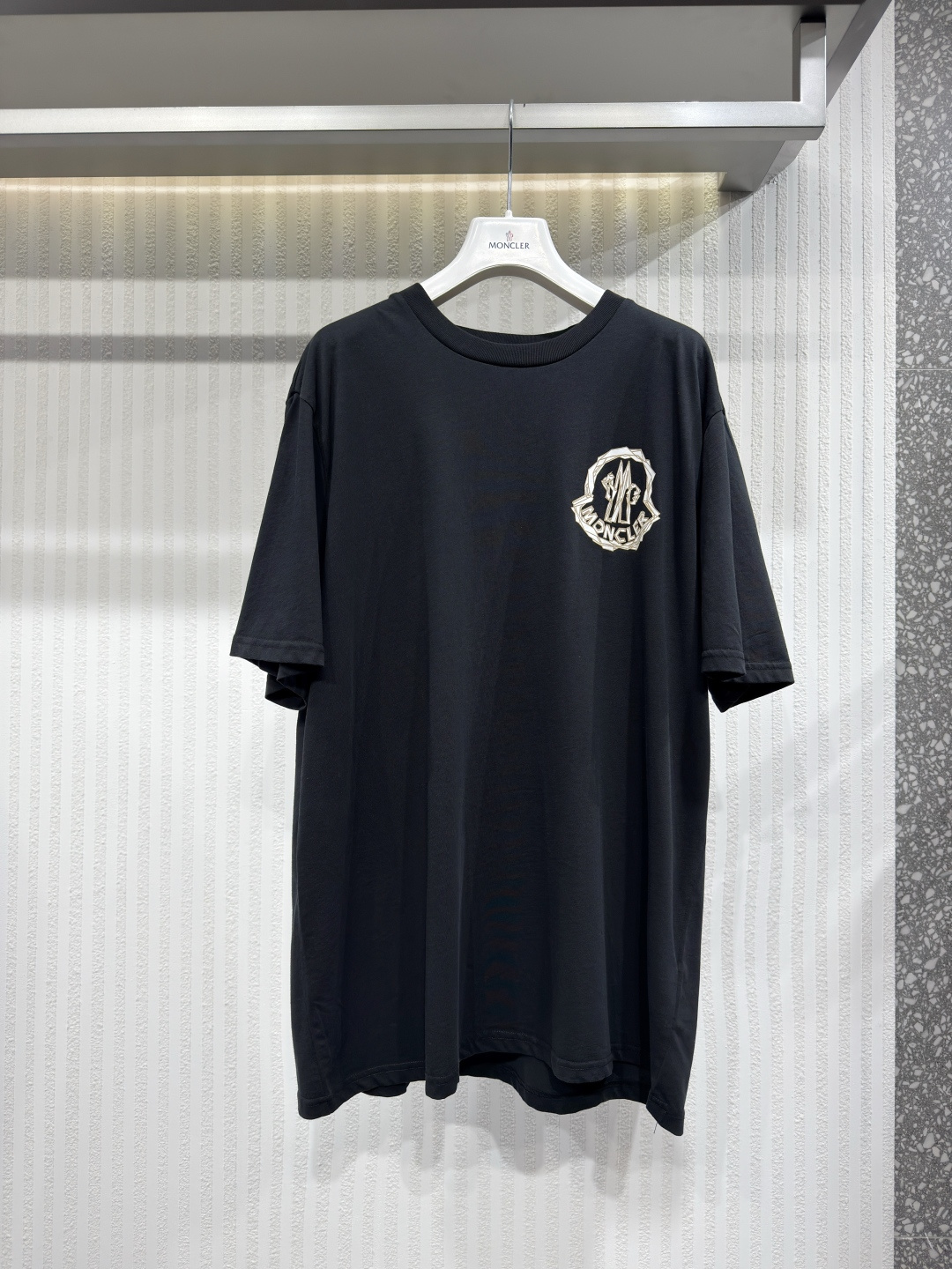 NO:775202,MONCLER 26 Logo cotton loose T-shirt. This men's short-sleeved T-shirt can be easily matched with casual or formal looks. It is characterized by printed brand logo. This versatile T-shirt has a round neck and short-sleeved design, which is a daily essential item. It features printed logo and uses embossing technology to create a three-dimensional effect. Sizes S-XL, men's, T-shirt, tees, t-shirt,19860909MONCLER 26 Logo 棉质宽松T恤 这款男士短袖T恤可轻松搭配出休闲或正式的造型,其特点是印有品牌标志.这款百搭T恤采用圆领短袖设计,是日常必备单品.其特色在于印花logo,并采用压纹工艺,呈现立体效果.尺码S-XL,男装,T-shirt,tees，t-shirt,,Women's clothing