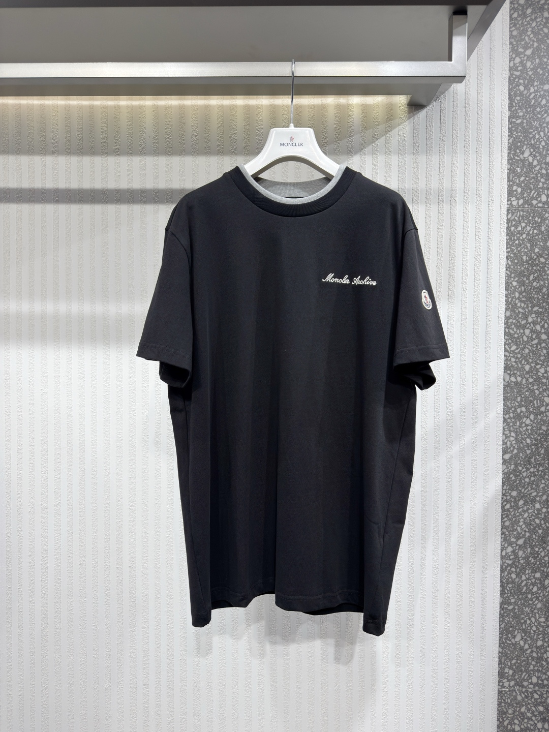 NO:775197,MONCLER 26 Embroidered Logo Cotton T-Shirt The spirit of the college team is reinterpreted every season. This men's short-sleeved cotton T-shirt reflects this and is decorated with embroidered logo. Sizes S-XL, men's, T-shirt, tees, t-shirt,19860909MONCLER 26 刺绣Logo纯棉T恤 每季都会对大学校队精神进行重新诠释,这款男士短袖棉质 T 恤就体现了这一点,并饰有刺绣标志.尺码S-XL,男装,T-shirt,tees，t-shirt,,Women's clothing