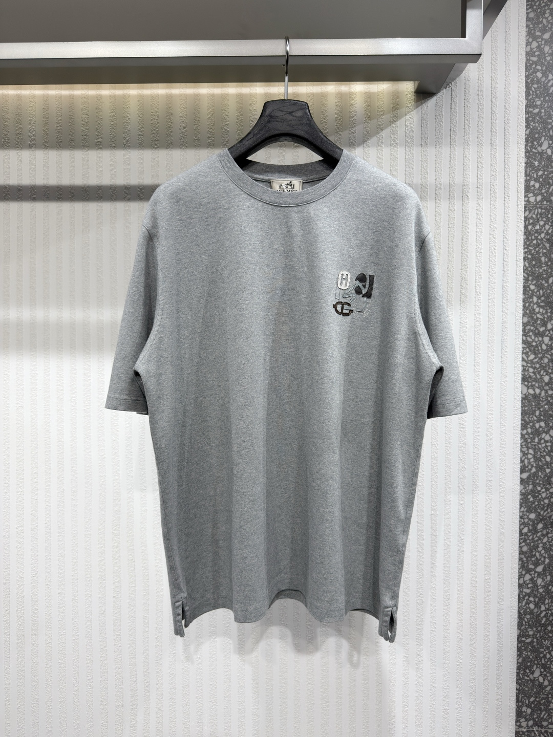 NO:775214,Hermes/Hermes Men's Short Sleeve Lambskin H Puzzle Patch Cotton Round Neck T-Shirt 2026 New This piece of clothing is made of carefully selected materials. In order to maintain its quality over the long term, we recommend reading the care instructions on the label sewn inside Sizes S-XL, Hermes - clothing, hermes, hermes, T-shirt, tees, t-shirt, sheepskin,19860909Hermes/爱马仕男装短袖小羊皮H Puzzle贴片棉质圆领T恤2026新款 这件衣服是用精心挑选的材料制成的.为了长期保持其品质,我们建议阅读缝在里面的标签上的保养说明 尺码S-XL,爱马仕-服装,hermes,hermes,T-shirt,tees，t-shirt,sheepskin,,Women's clothing