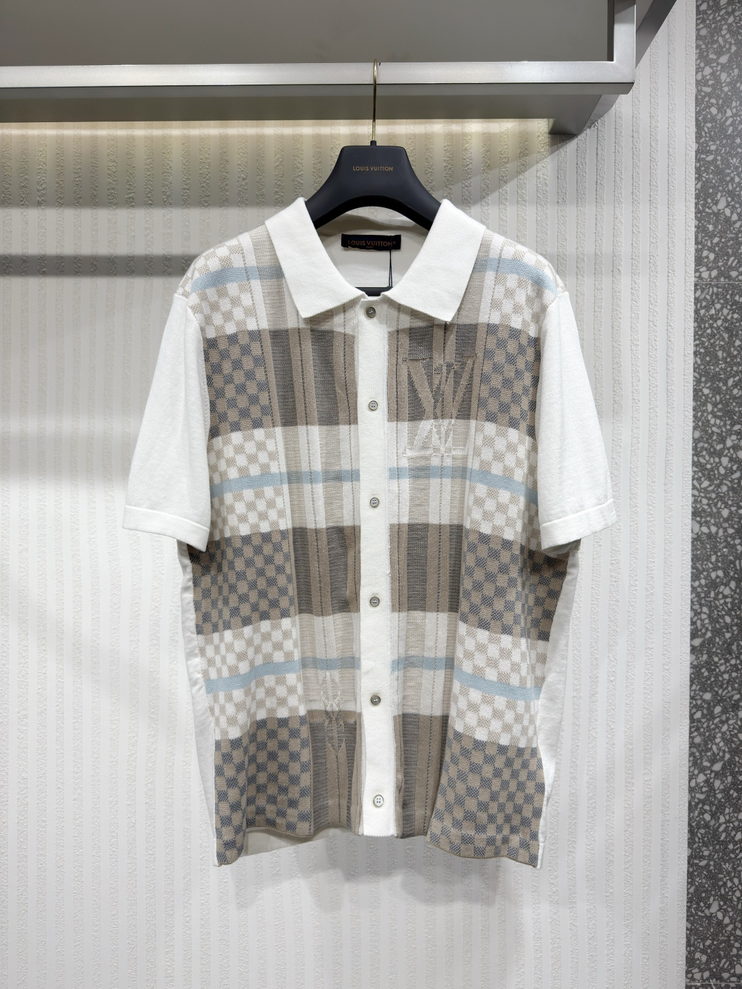 NO:779797,1V 26ss worsted cotton jacquard checkered mother-of-pearl buttons 2026 new knitted shirt. This worsted cotton short-sleeved shirt is decorated with a jacquard checkered pattern on the front and adopts the elegant beige tone that is the signature of the 2026 spring and summer fashion show. Classic elements are cleverly integrated into the pattern design, and the knitted POLO collar and mother-of-pearl buttons add exquisite style to daily wear. Sizes S-XL, Louis Vuitton-clothing, louis vuitton, shirts, T-shirt,198609091V 26ss精纺纯棉提花方格珍珠母贝扣2026新款针织衬衫 这款精纺棉质短袖衬衫正面饰有提花方格图案,采用2026春夏时装秀标志性的雅致米色调.经典元素巧妙融入纹样设计,针织POLO领与珍珠母贝纽扣为日常着装增添精致格调.尺码S-XL,路易威登-服装,louis vuitton,shirts,T-shirt,,Women's clothing