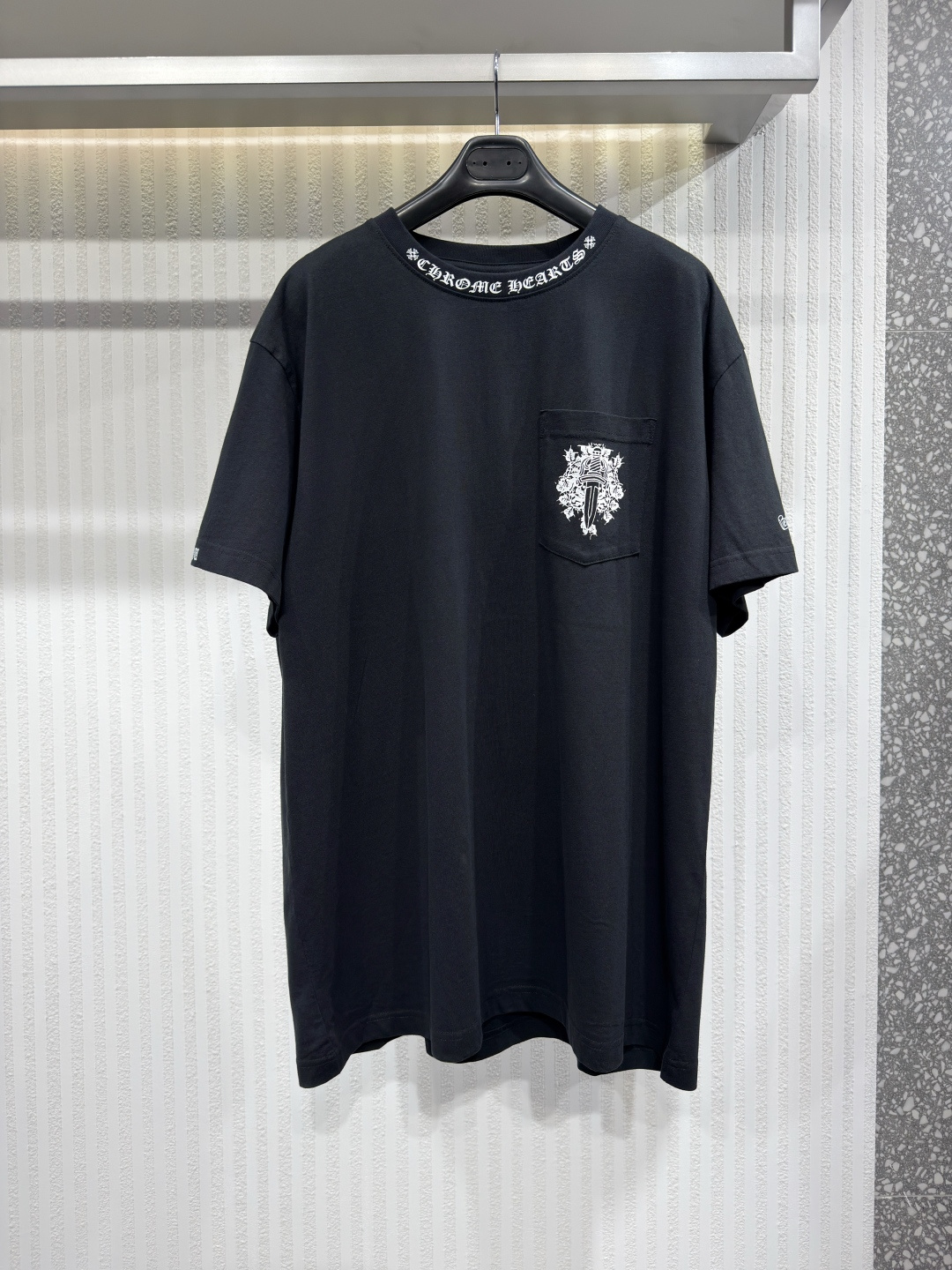 NO:817433,Chrome Hearts/Chrome Hearts Sanskrit printed pocket short-sleeved T-custom cloud velvet plain brushed knitted fabric. Smooth and delicate, comfortable and close to the skin. Made of pure white as the base. Pure but warm. The black lines are neatly cracked. The square Gothic text surrounds the neckline. It controls the visual focus and the horizontal extension of the sleeves. Read the advanced metaphor in minimalism. The scroll mantra is outlined on the back like an ancient seal. It is unobtrusive but has an indescribable aura.  Make short sleeves a statement of attitude when worn on the body. Adopt glue printing. The printing has been modified three times by the film screen. Use glue liquid paint to print the pattern on the fabric. Bake the fabric to fix the printed pattern. The fabrics have been washed and have a better hand feel. Not easy to deform, not easy to shrink, not easy to fade. Maintain long-term beauty, loose fit. Size S-L, Chrome Hearts-Clothing, chrome hearts, chrome hearts, T-shirt,19860909Chrome Hearts/克罗心 梵文印花口袋短袖T定制云绒平纹磨毛针织料 爽滑细腻 舒适贴肤 以一袭纯净之白为底 纯粹却有温度 黑色线条利落进裂 方哥特体文环绕于领口 掌控视觉焦点 以及手袖的横向延伸 在极简中读出高级的隐喻 卷轴咒文似古老封印勾勒于后幅 不张扬却自带一种难以言喻的气场 让短袖成为穿在身上的态度宣言 采用胶浆印花 印花经过三次菲林网板修改 使用胶浆液体涂料在织物上打印图案 烘烤织物以固定印刷图案 面料都经过浇洗 手感质感更佳 不易变形 不易缩水 不易褪色 保持长久的美观,宽松版型 尺码S-L,克罗心-服装,chrome hearts,chrome hearts,T-shirt,,Women's clothing