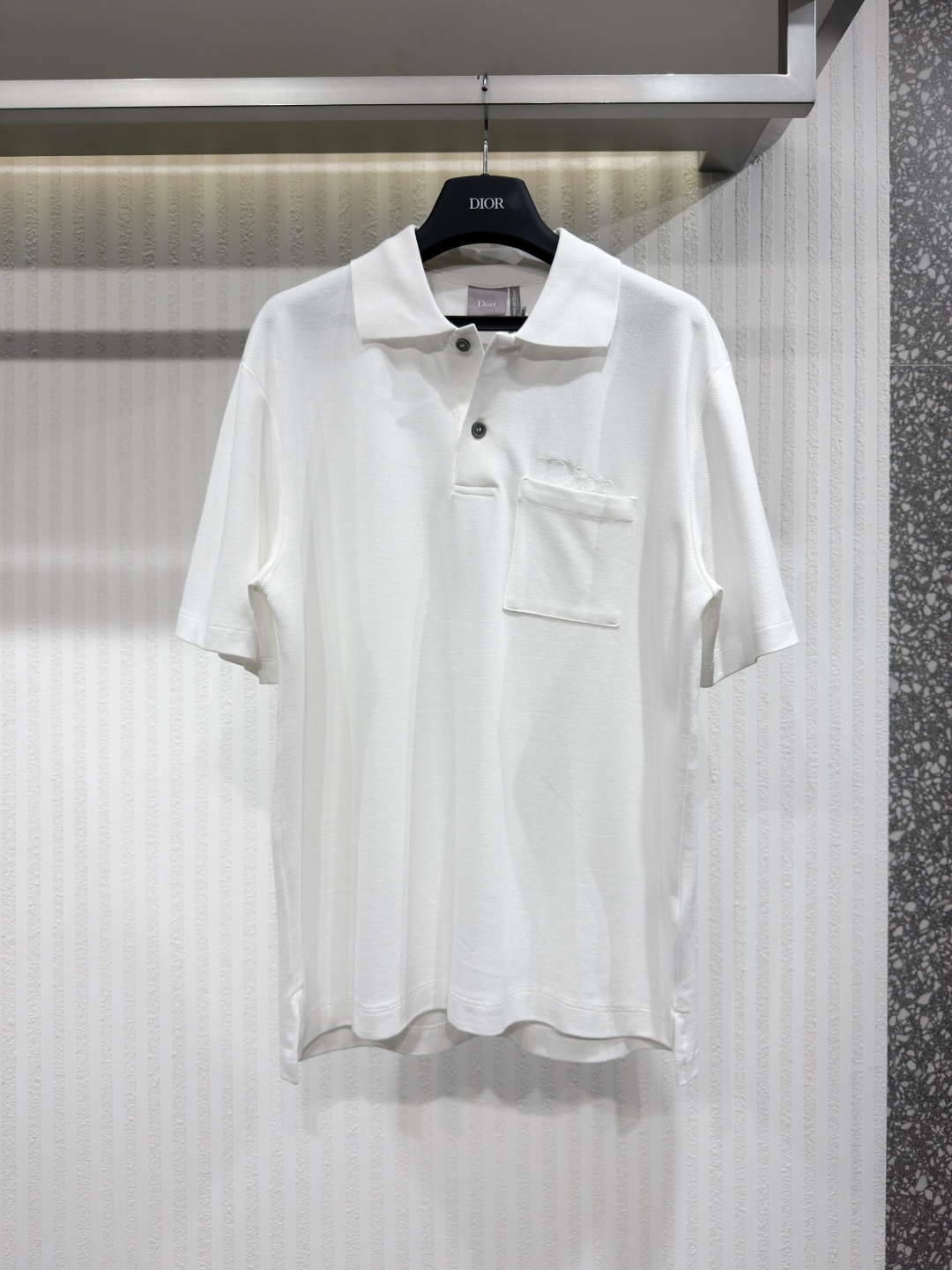 NO:778256,Dior 26 Polo shirt with pockets and embroidery Cotton pique This new Polo shirt for summer 2026 combines sporty style and elegance. Made of gray cotton pique fabric, decorated with Dior embroidery in the same color, part of the embroidery is covered by the patch pocket on the chest. Pair it with Bermuda shorts to create a timeless iconic look. Sizes S-XL, Dior-clothing, dior, dior, shorts,19860909Dior 26 口袋饰刺绣 Polo衫 棉质珠地布 这款2026年夏季新款Polo衫,兼具运动风范与优雅气质.采用灰色棉质珠地布面料,饰有同色系Dior刺绣,部分刺绣被胸前的贴袋遮盖.搭配百慕大短裤,即可打造永不过时的标志性造型.尺码S-XL,迪奥-服装,dior,dior,shorts,,Women's clothing