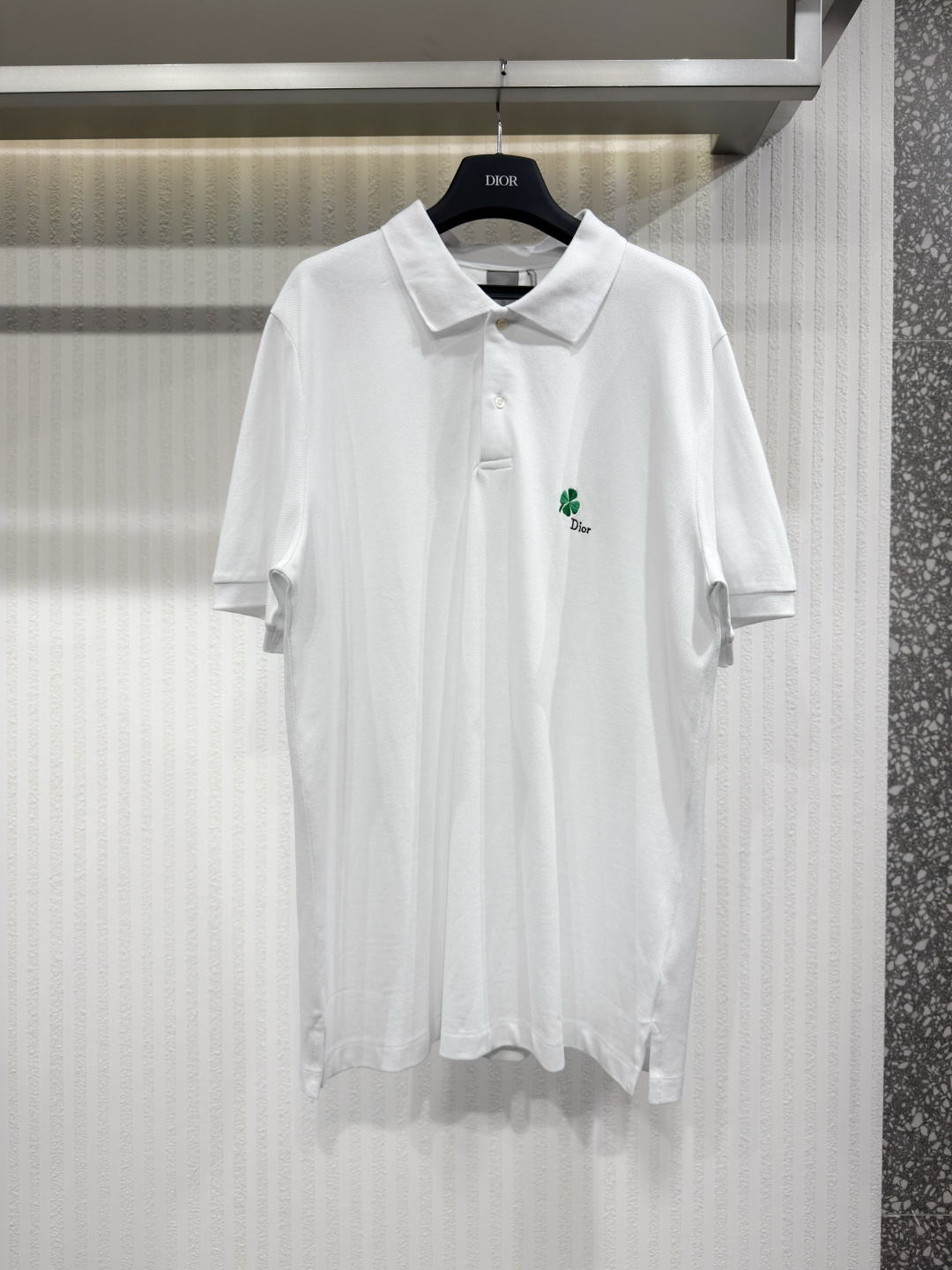 NO:778252,Dior 26 Trefoil Embroidered Polo Jonathan Anderson breathes new life into Dior's iconic four-leaf clover pattern. Made from white cotton pique, this polo shirt is embellished with Dior's four-leaf clover embroidery. Paired with jeans from the same collection, it will be the finishing touch to your favorite look. Sizes S-XL, Dior - Clothing, dior, dior, jeans,19860909Dior 26 三叶草刺绣的 Polo 衫 Jonathan Anderson 为 Dior 标志性的四叶草图案注入了新的活力.这款 Polo 衫采用白色棉质珠地布制成,饰有 Dior 四叶草刺绣.搭配同系列牛仔裤,它将成为您心仪造型的点睛之笔.尺码S-XL,迪奥-服装,dior,dior,jeans,,Women's clothing