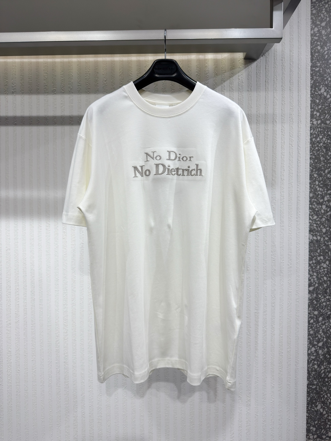 NO:817429,Dior 26ss statement embroidered crew neck short sleeves  Single yarn double-sided knitted cotton fabric, twill needle embroidery. This product uses 60 single yarn double-sided knitted cotton with a weight of 170g/㎡; breathable and excellent drape. The white base is pure and high-end. Memory elastic is embedded inside  Power yarn. All seams are stitched with three needles and five threads, and the seams are laser cut and hot-melt hemmed to achieve a zero-touch wearing experience. Sizes XS-L, Dior-clothing, dior, dior, T-shirt,19860909Dior 26ss 宣言刺绣圆领短袖 单纱双面针织纯棉面料、斜纹挨针刺绣、本品采用60支单纱双面针织棉,克重为170g/㎡；透气与优良的悬垂感.白色基底纯净而高级.内部嵌入记忆弹力纱线.所有接缝实施三针五线绷缝,缝份经激光切割与热熔包边,实现零触感穿着体验.尺码XS-L,迪奥-服装,dior,dior,T-shirt,,Women's clothing