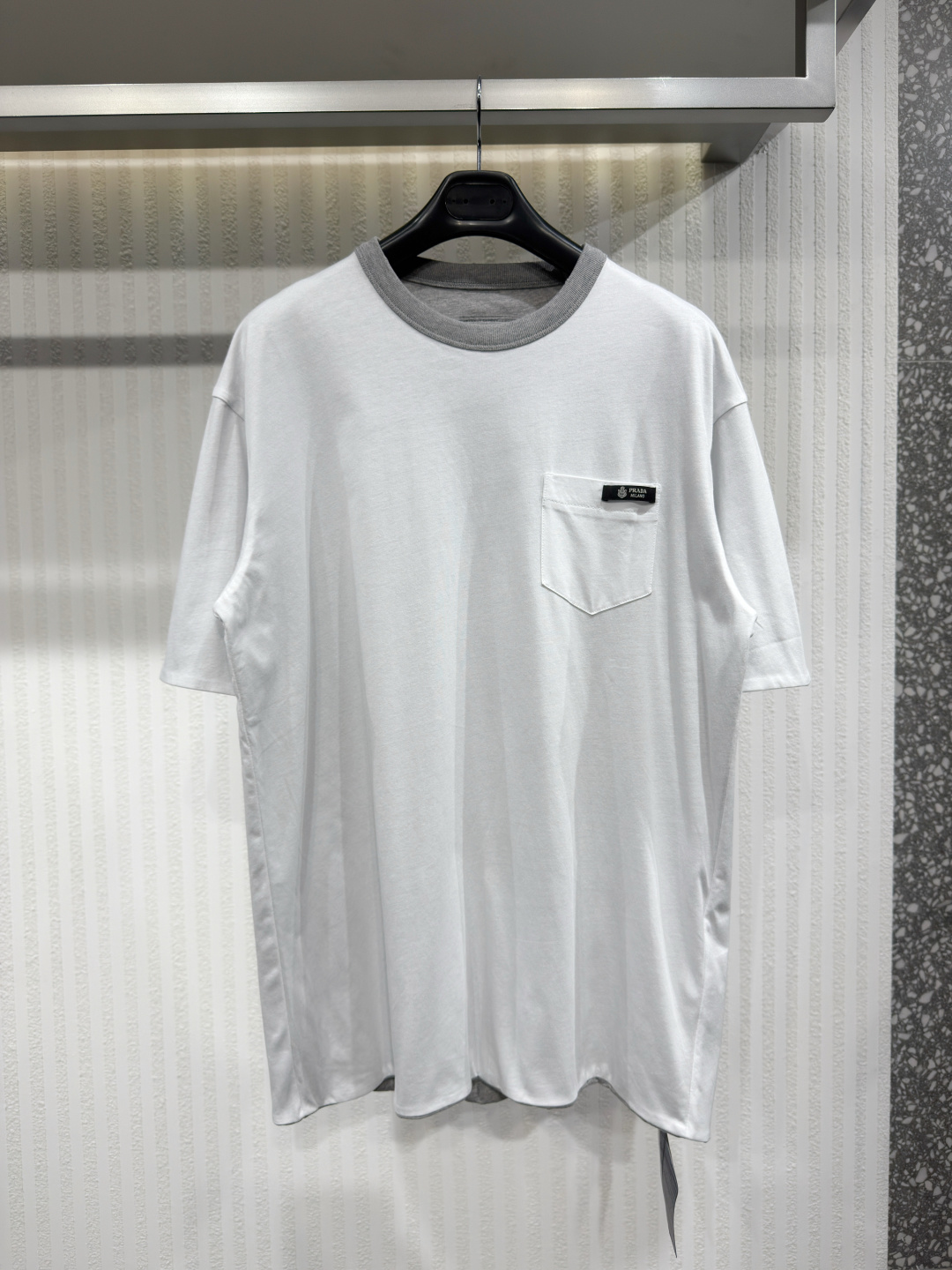 NO:774833,Prada 26 reversible cotton T-shirt, short-sleeved men's fake two-piece. This cotton T-shirt features a double-sided design and classic tailoring. The two contrasting sides add multi-dimensional changes to the casual style, showing multi-functional features. Sizes S-XL, Prada-clothing, prada, prada, T-shirt, tees, t-shirt,19860909Prada 26 双面穿 棉质T恤 短袖男装假两件 这款棉质T恤采用双面设计,经典剪裁.两个对比鲜明的侧面为休闲风格增添了多维度的变化,展现多功能特性.尺码S-XL,普拉达-服装,prada,prada,T-shirt,tees，t-shirt,,Women's clothing