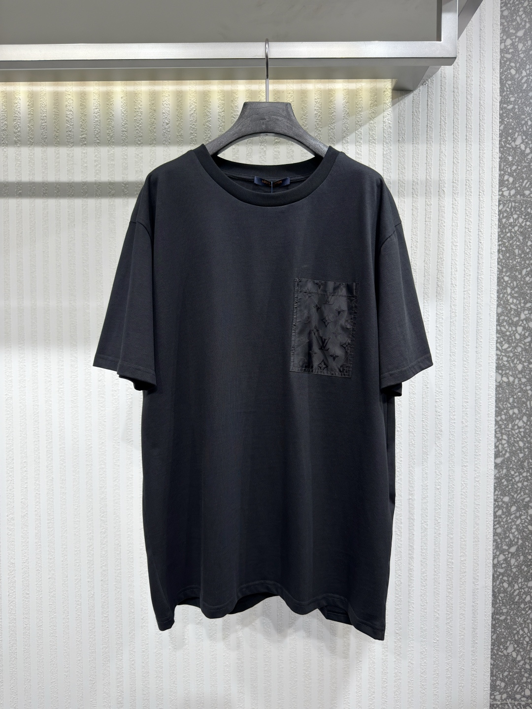 NO:774904,1V 26 Organic Cotton T-Shirt Men's New Design with Nylon Details This T-shirt is made from soft apricot white organic cotton jersey. This exclusive style features refined nylon details and a tonal Monogram pattern embellishes the front pockets. Ideal for travel and leisure, this versatile piece is ideal for travel and leisure and pairs well with the reversible bomber jacket and matching shorts. Sizes S-XL, Louis Vuitton - Clothing, louis vuitton, shorts, jackets &  coats,tees,t-shirt,198609091V 26有机棉T恤男士尼龙细节新款设计 这款T恤采用柔软的杏白色有机棉针织面料制成.这款独家款式采用精致的尼龙细节,同色系的 Monogram 图案点缀着正面的口袋 这款百搭单品是旅行和休闲的理想之选,可与双面轰炸机夹克和同款短裤搭配.尺码S-XL,路易威登-服装,louis vuitton,shorts,jackets & coats,tees，t-shirt,,Women's clothing