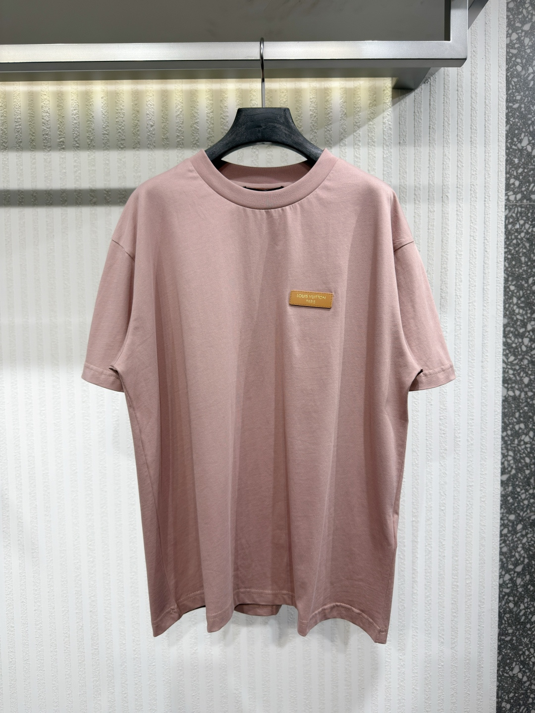 NO:774907,1V Men's short-sleeved T-shirt Pink organic cotton retro embroidered logo 2026 new organic cotton T-shirt in the spring and summer series adopts this season's iconic dust pink tone. The vintage texture of the washed effect is inspired by India's ancient natural dyeing tradition and runs through the design essence of the entire series. The exquisite embroidered logo embellishes the chest, and the back is decorated with a leather patch engraved with Marque L. Vuitton deposee's signature. Size XS-L, Louis Vuitton-clothing, louis  vuitton,T-shirt,tees,t-shirt,198609091V 男士短袖T恤 粉色有机棉复古刺绣标识2026新款 春夏系列的有机棉T恤采用本季标志性的粉尘粉色调.洗旧效果的复古质感灵感源自印度古老的天然染色传统,贯穿整个系列的设计精髓.精致刺绣徽标点缀胸前,背面饰有刻有Marque L. Vuitton deposee签名的皮革贴片.尺码XS-L,路易威登-服装,louis vuitton,T-shirt,tees，t-shirt,,Women's clothing