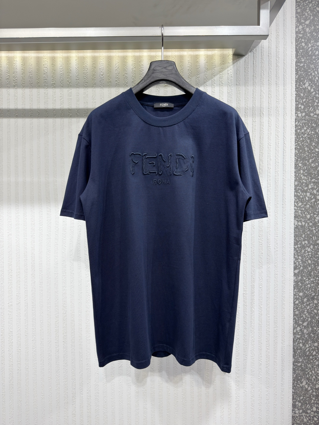 NO:817422,FEND 26 letter embroidery short-sleeved T-shirt. The fabric is made of 40-woven high-density pure cotton double-yarn fabric. It has good drape and strong wrinkle resistance. The fabric is made of finely imitated high-woven yarn and then singed. The toughness and feel reach the luxury texture that market products cannot give. The workmanship is impeccable. Size S-XL, Fendi-clothing, fendi, fendi, T-shirt, tees, t-shirt,19860909FEND 26字母刺绣短袖T恤 面料采用 40织高织 高密度纯棉双纱面料 垂感好抗皱能力强 面料通过精仿高织纱 再通过烧毛处理 韧性和手感达到市场货不能给予的高奢质感 做工精良无可挑剔 尺码S-XL,芬迪-服装,fendi,fendi,T-shirt,tees，t-shirt,,Women's clothing