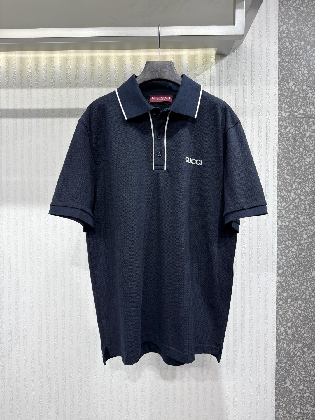 NO:826397,GUCCI Gucci embroidered piqué cotton Polo shirt Detailed features It is cleverly embellished with exquisite floral embroidery, embossed logo and other technical details, showing its unique charm. This Polo shirt is made of black piqué cotton and is ingeniously embellished with Gucci embroidery, showing a unique charm. Sizes S-XL, Gucci - Clothing, gucci, gucci,19860909GUCCI 古驰饰刺绣珠地棉Polo衫 详细特征 巧妙点缀精致花卉刺绣、压花标识等工艺细节,尽显别致魅力.这款Polo衫以黑色珠地棉打造,匠心缀饰Gucci刺绣,尽显别致韵调.尺码S-XL,古驰-服装,gucci,gucci,,Women's clothing