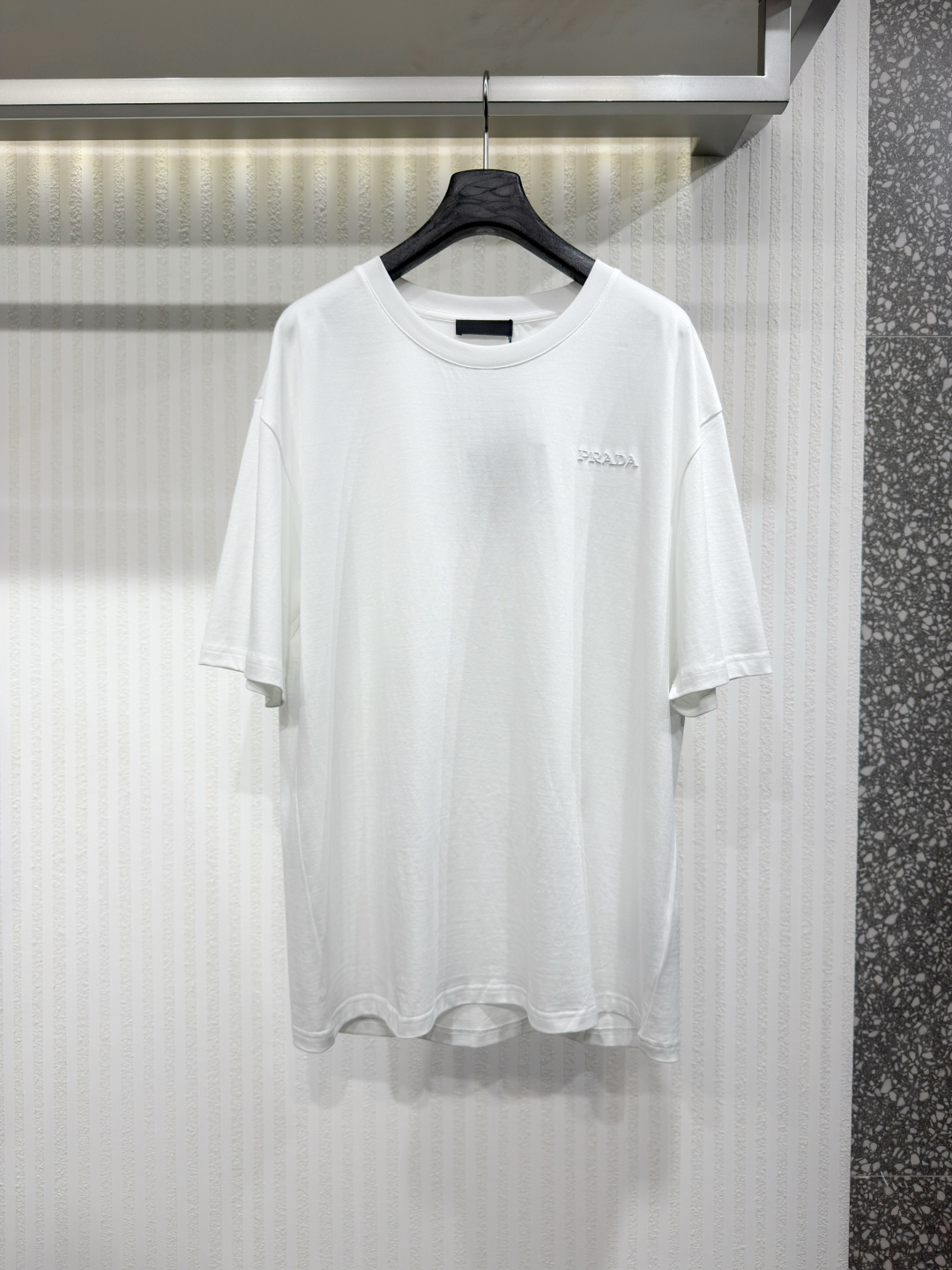 NO:775206,PRAD 26 letter embroidery short-sleeved T-shirt. The fabric is made of 40-woven high-density pure cotton double-yarn fabric. It has good drape and strong anti-wrinkle ability. The fabric is made of finely imitated high-woven yarn and then singed. The toughness and feel reach the luxury texture that market products cannot give. The workmanship is impeccable. Size M-3XL, Prada-clothing, prada, prada, T-shirt, tees, t-shirt,19860909PRAD 26 字母刺绣短袖T恤 面料采用 40织高织 高密度纯棉双纱面料 垂感好抗皱能力强 面料通过精仿高织纱 再通过烧毛处理 韧性和手感达到市场货不能给予的高奢质感 做工精良无可挑剔 尺码M-3XL,普拉达-服装,prada,prada,T-shirt,tees，t-shirt,,Women's clothing