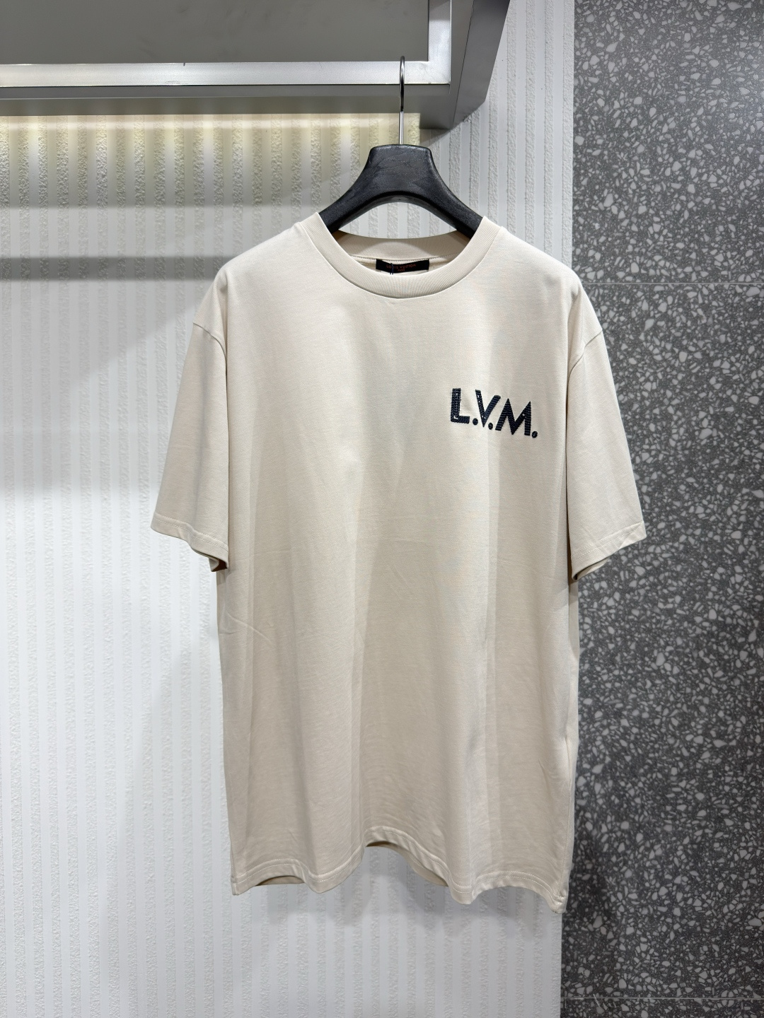 NO:755296,1V 26 L.V.M Men's Short Sleeve T-Shirt Organic Cotton Beige Chain Stitched Back Embroidery New This T-shirt is made from organic cotton in a sophisticated beige tone, perfectly matching the sophisticated looks of this season's simple tones. The chain-stitched L.V.M.  vuitton,T-shirt,tees,t-shirt,198609091V 26 L.V.M 男士短袖T恤有机棉米色链式缝后背刺绣新款 这款T恤采用有机棉制成,呈现精致的米色调,完美契合本季简约色调的精致造型.胸前饰有链式缝线工艺的L.V.M.标志,增添图形细节,背面则以底纹刺绣和领口下方皮革贴片点缀.尺码S-XL,路易威登-服装,louis vuitton,T-shirt,tees，t-shirt,,Women's clothing