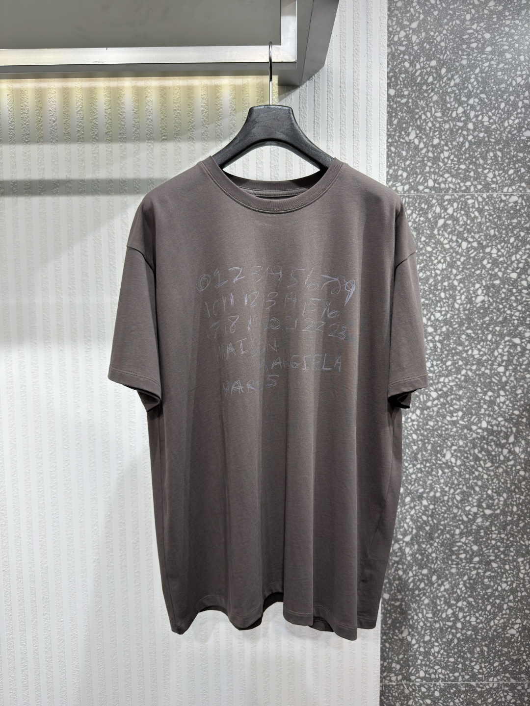 NO:755302,MaisonMargiela 26 Margiela loose casual short-sleeved T-shirt couple tops. This cotton T-shirt reinterprets the brand's digital logo with a casual handwriting style; the scrawled number and letter design creates a raw texture and highlights the brand's subversive concept. The back is decorated with the brand's iconic four-corner stitching, replacing traditional labels to highlight the brand's identity. Sizes XS-L, men's clothing, masion margiela, T-shirt, tees, t-shirt,19860909MaisonMargiela 26 马吉拉宽松休闲短袖T恤情侣款上衣衣服 这款棉质T恤以随性手写风格焕新演绎品牌数字标识；潦草的数字与字母设计营造原生质感,凸显品牌的颠覆性理念,背面饰品牌标志性四角缝线,替代传统标签彰显品牌身份.尺码XS-L,男装,masion margiela,T-shirt,tees，t-shirt,,Women's clothing