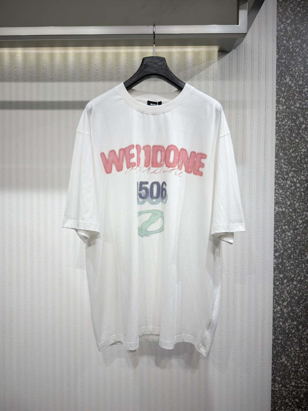 NO:755299,We11Done 1506 Unisex printed T-shirt. Jersey T-shirt. Rib knit crew neck, front logo and text printing, dropped shoulder design, back hem logo embroidery, sizes S-XL, men's, tees, t-shirt,19860909We11Done 1506 男女通用印花T恤 平纹针织T恤.罗纹针织圆领正面徽标和文字印花落肩设计后摆徽标刺绣 尺码S-XL,男装,tees，t-shirt,,Women's clothing