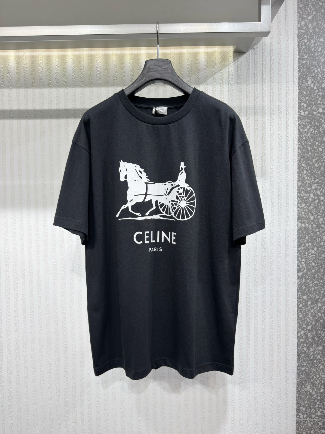 NO:755287,CELIN 26 Carriage Print Round Neck Short Sleeves. Pure cotton lightweight fabric, carriage pattern glue printing, loose fit, standard length, round neck design, ribbed collar. The texture of the fine cotton fabric is relatively light and thin, soft and comfortable to the touch, and it fits the skin very well. Carriage pattern glue printing, size XS-L, Celine-clothing, celine, celine, T-shirt,19860909CELIN 26 马车印花圆领短袖 纯棉质轻盈面料、马车图案胶浆印花、宽松版型、标准长度、圆领设计、罗纹衣领,精棉面料的质地比较轻薄,手感柔软舒适,穿着起来非常贴合皮肤.马车图案胶浆印花 尺码XS-L,赛琳-服装,celine,celine,T-shirt,,Women's clothing