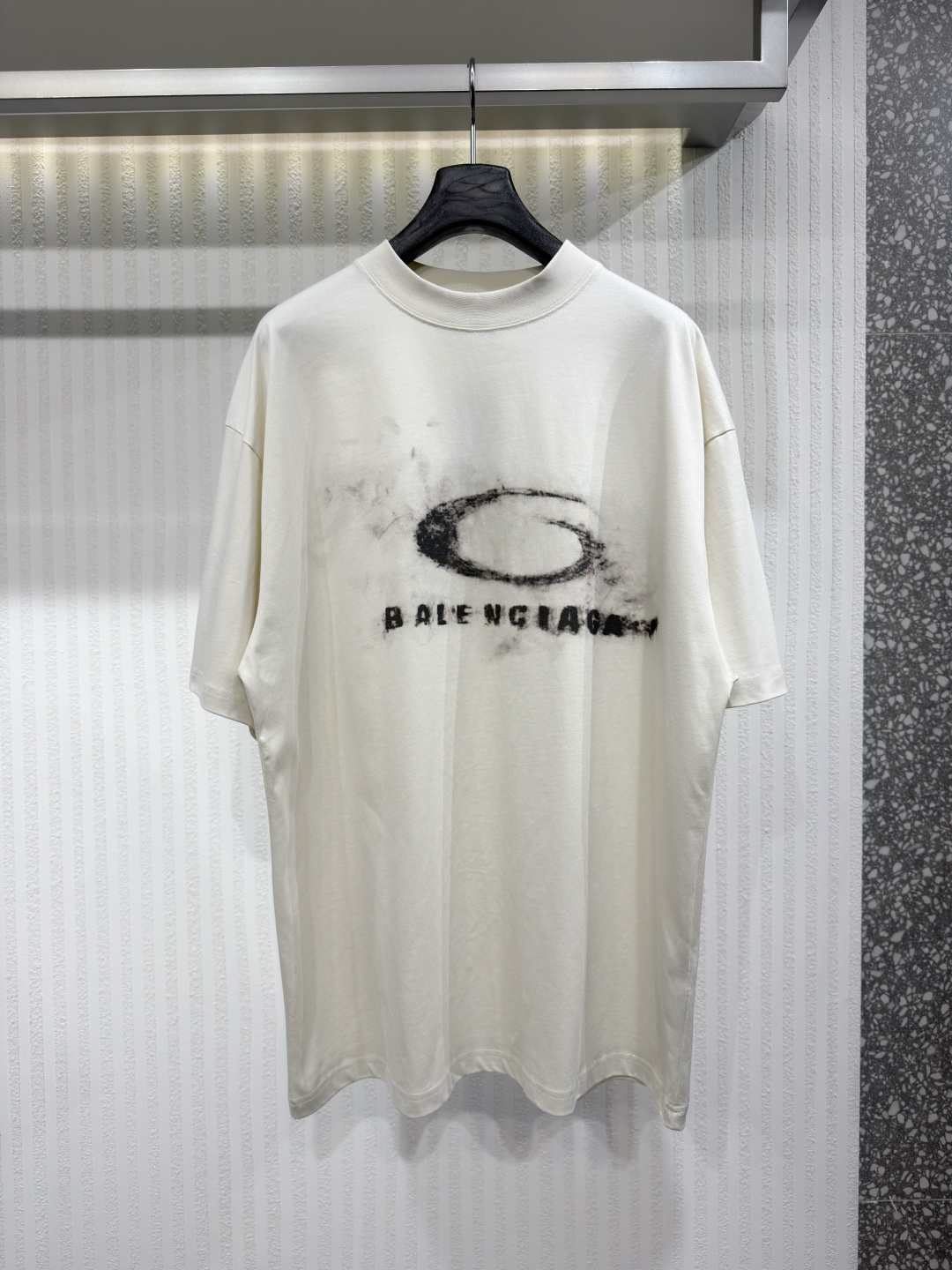 NO:755529,BALG Balenciaga's 26th spring new product WASHED CRAYON LOOP medium version T-shirt printed short sleeves Customized densely woven jersey material Excellent texture Shiba wood work printing Graffiti is revealed in fading Every inch of wear is a deliberate accident Use color conflict to create visual tension Let street art jump from the wall into fashion Let the sense of luxury grow wildly in deliberate imperfection Sizes XS-L, Balenciaga-clothing, balenciaga, loro  piana,T-shirt,tees,t-shirt,19860909BALG 巴黎世家26春季新品WASHED CRAYON LOOP中号版型T恤印花短袖 定制密织平纹针织料 质感卓越 芝木作品印花 涂鸦在褪色中显影 每一寸磨损都是刻意的意外 利用色彩冲突来制造视觉张力 让街头艺术从墙面跃入时装 让高级感在刻意的不完美中野蛮生长尺码XS-L,巴黎世家-服装,balenciaga,loro piana,T-shirt,tees，t-shirt,,Women's clothing