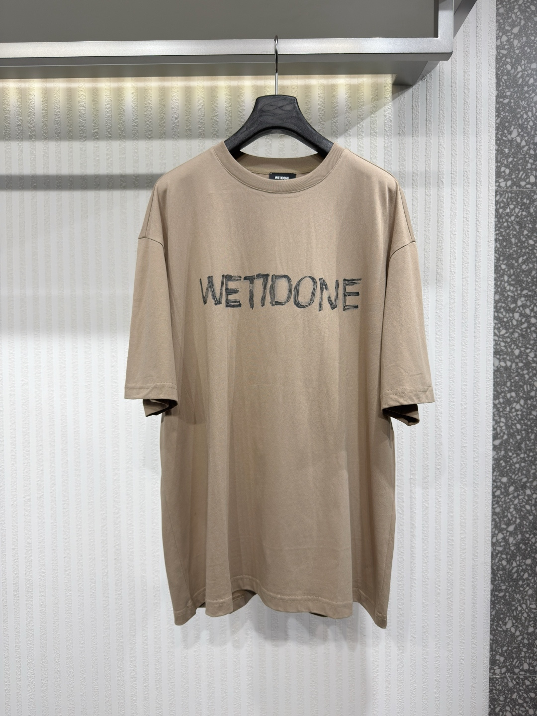 NO:817351,WE11DONE 26 new spring products for men and women, fun hand-painted logo short-sleeved T-shirt, loose and casual for daily use. Logo printed on the front. Rubber logo pattern patch on the back hem. Embroidered logo on the back hem. Size S-XL, men's clothing, T-shirt, tees, t-shirt,19860909WE11DONE 26春季新品男女同款趣味手绘logo短袖T恤宽松休闲日常 正面印有logo 后下摆橡胶logo图案贴饰后下摆刺绣logo 尺码S-XL,男装,T-shirt,tees，t-shirt,,Women's clothing