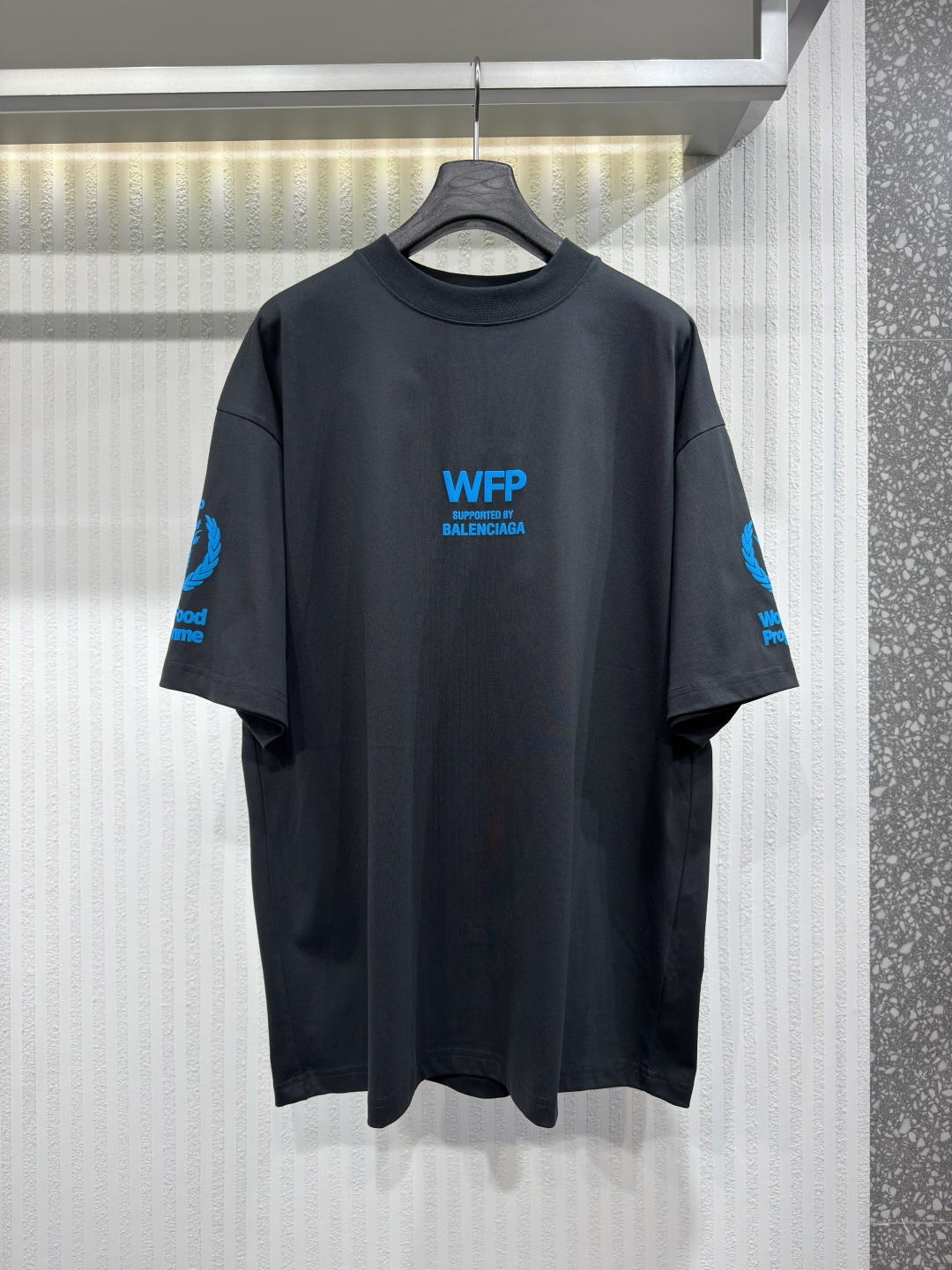 NO:755527,BALG Paris' latest WF World Food Agency charity limited edition. The fabric is made of Paris ZP custom-woven and dyed cotton double yarn. The weight is 260 grams. The cloth surface is clean. The cloth pattern is clear, soft and comfortable. The ribs are dyed and have no color difference. The classic pattern printing uses environmentally friendly imported glue and precision stencil. The letters are clear.  L, Balenciaga-clothing,balenciaga,19860909BALG 巴黎最新款WF世界粮食署慈善限定款 面料采用巴黎ZP定织定染全棉双纱.克重260克,布面干净.布纹清晰,柔软舒适.罗纹釆用定染无色差.经典图案印花釆用环保进口胶浆,精密网板.字母清晰.无毛边.立体感强. 版型釆用OS宽松落肩版型.男女同款 颜色黑色,杏色尺码XS S M L,巴黎世家-服装,balenciaga,,Women's clothing