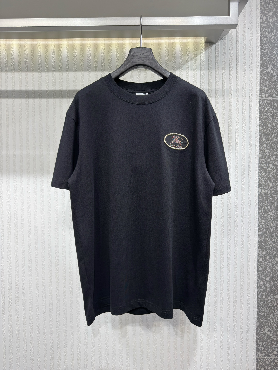 NO:826405,BUR Men's 26ss Knight's Seal Cotton T-shirt T-shirt, made of plain woven cotton fabric, presents a regular fit. Round neck style, embellished with flocked brand logo printing. Chain stitch embroidery technology, overlaid Knight's Seal decoration, derived from the archive pattern of the brand's bags in the 1980s. Size M-3XL, Burberry - clothing, burberry, tees, t-shirt,19860909BUR 男装 26ss骑士印章棉质 T 恤衫 T恤衫,选用平织棉面料打造,呈现常规版型.圆领款式,点缀植绒品牌徽标印花.采用链式缝线刺绣工艺,铺叠骑士印章装饰,源自 1980年代品牌包款的典藏图案.尺码M-3XL,博柏利-服装,burberry,tees，t-shirt,,Women's clothing