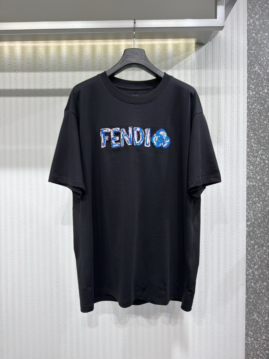 NO:779806,Fend Fendi Men's 2026 new navy blue soft cotton short-sleeved round neck T-shirt casual ordinary fit short-sleeved round neck T-shirt. Made of pure cotton. Fendi Flowers logo embroidered on the front, using light blue and white coloring effect. Size M-3XL, Fendi-clothing, fendi, fendi, T-shirt, tees, t-shirt,19860909Fend 芬迪男装2026新款藏青色柔软棉质短袖圆领T恤休闲普通版型短袖圆领T恤.用纯棉制成.正面绣有Fendi Flowers标志,采用浅蓝和白色的涂色效果 尺码M-3XL,芬迪-服装,fendi,fendi,T-shirt,tees，t-shirt,,Women's clothing