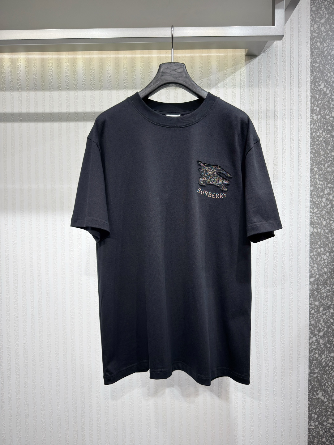 NO:826398,Bur 26 war horse letter embroidery short-sleeved T-shirt. The fabric is made of 40-woven high-density pure cotton double yarn fabric. It has good drape and strong wrinkle resistance. The fabric is made of finely imitated high-woven yarn and then singed. The toughness and feel reach the luxury texture that market products cannot give. The workmanship is impeccable. Size M-3XL, Burberry-clothing, burberry, T-shirt, tees, t-shirt,19860909Bur 26 战马字母刺绣短袖T恤 面料采用 40织高织 高密度纯棉双纱面料 垂感好抗皱能力强 面料通过精仿高织纱 再通过烧毛处理 韧性和手感达到市场货不能给予的高奢质感 做工精良无可挑剔 尺码M-3XL,博柏利-服装,burberry,T-shirt,tees，t-shirt,,Women's clothing
