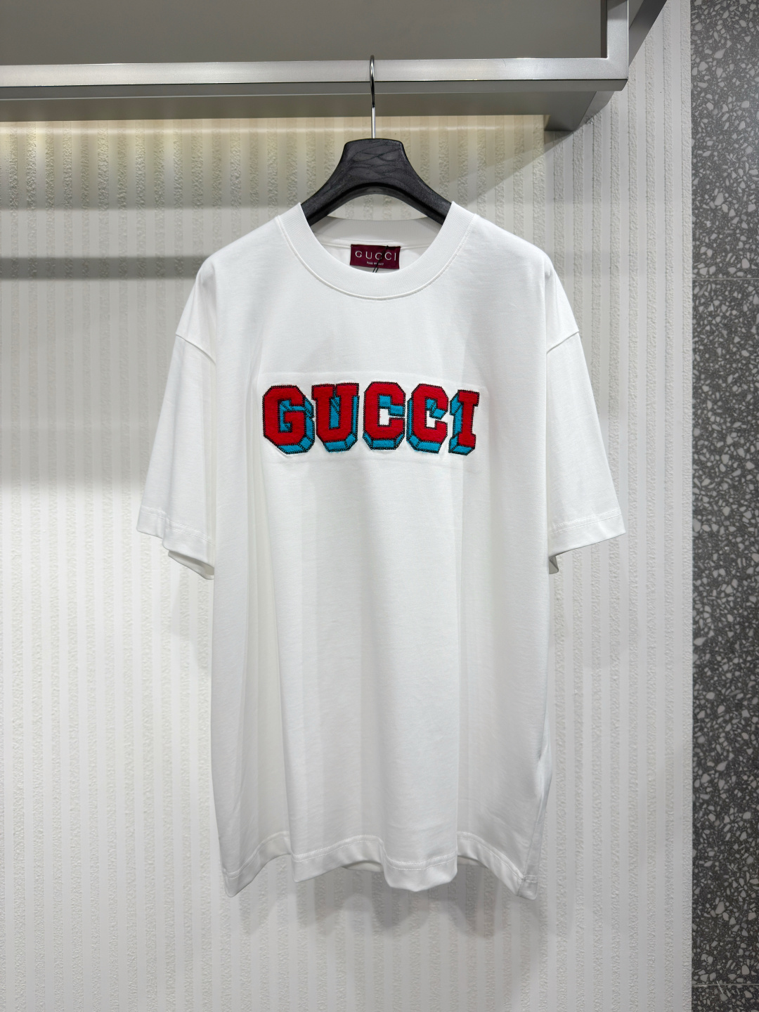 NO:817373,GUCC 26 chapter series letter embroidered short-sleeved T-shirt. The fabric is made of 40-woven high-density pure cotton double yarn fabric. It has good drape and strong anti-wrinkle ability. The fabric is made of finely imitated high-woven yarn and then singed. The toughness and feel reach the high luxury texture that market products cannot give. The workmanship is impeccable. Size S-XL, Gucci-clothing, gucci, gucci, T-shirt, tees, t-shirt,19860909GUCC 26章仔系列字母刺绣短袖T恤 面料采用 40织高织 高密度纯棉双纱面料 垂感好抗皱能力强 面料通过精仿高织纱 再通过烧毛处理 韧性和手感达到市场货不能给予的高奢质感 做工精良无可挑剔 尺码S-XL,古驰-服装,gucci,gucci,T-shirt,tees，t-shirt,,Women's clothing